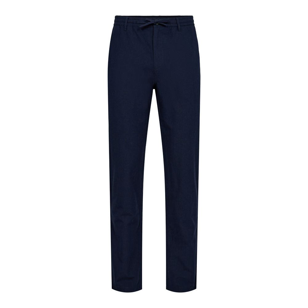 Et par mørkeblå, lige bukser med et rent og klassisk snit. Bukserne har bæltestropper og en diskret snøre i taljen, hvilket kombinerer formelt og afslappet udtryk. Stoffet virker blødt med let struktur, ideelt til både hverdag og kontor. De lange, lige ben giver et elegant fald, og den ensfarvede mørkeblå tone gør bukserne nemme at style med skjorter, strik eller sneakers.
