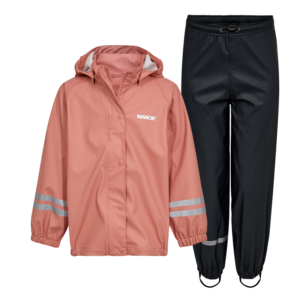 Billedet viser et praktisk regnsæt bestående af en støvet rosa regnjakke og sorte regnbukser. Jakken har hætte, trykknapper foran, elastiske ærmekanter og reflekstrimler på ærmerne, mens bukserne har elastik i taljen, reflekssøm ved bensiden og fodstropper til fastgørelse. Sættet ser vandtæt og let at rengøre ud, ideelt til børn på våde dage, med et sporty og funktionelt design fra mærket NANOK.