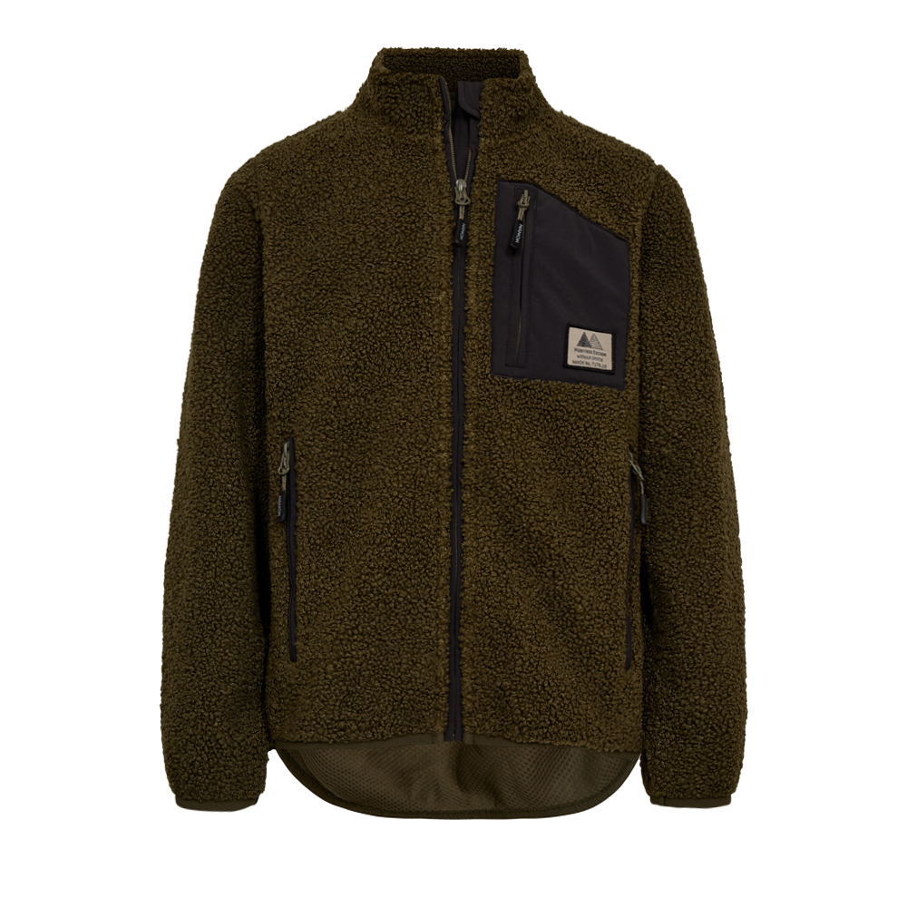 En varm, olivengrøn teddy-fleecejakke med høj krave og fuld lynlås. Jakken har blød, teddy-lignende tekstur, to sidelommer med lynlås og en skrå brystlomme i kontraststof med lille mærkeflap. Ærmerne er lige og afsluttet med enkel kant, mens ryggen er let forlænget for ekstra dækning. Funktionel og stilren udejakke, velegnet til kølige dage og lag-på-lag styling.