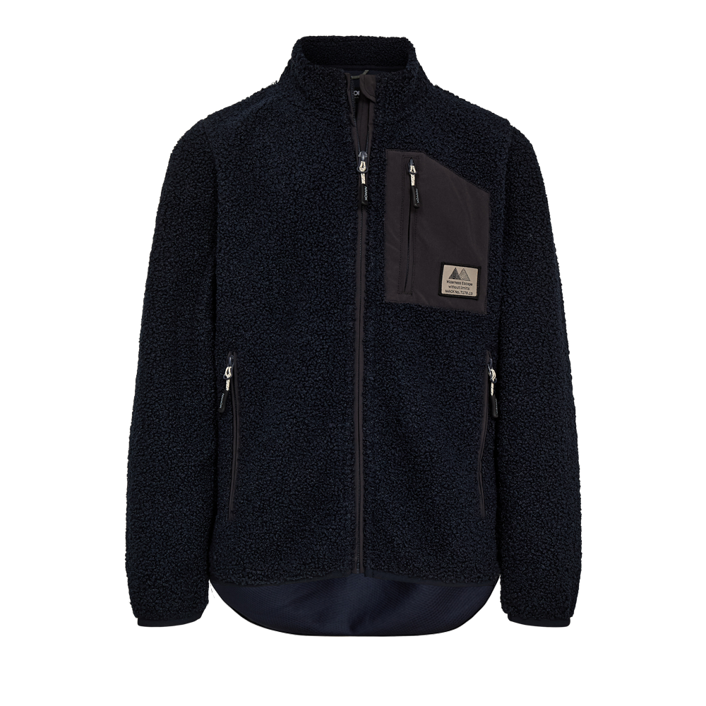 Mørkeblå fleecejakke i blød teddy-/sherpa-stof med hel lynlås og høj krave. Jakken har en praktisk brystlomme i kontraststof med lynlås og lille mærke, samt to sidelommer med lynlås til sikker opbevaring. Ribkanter ved ærmerne og en let forlænget bagkant giver ekstra varme og bevægelsesfrihed. Enkel, funktionel og velegnet til kølige dage og uformelle outdoor-aktiviteter.