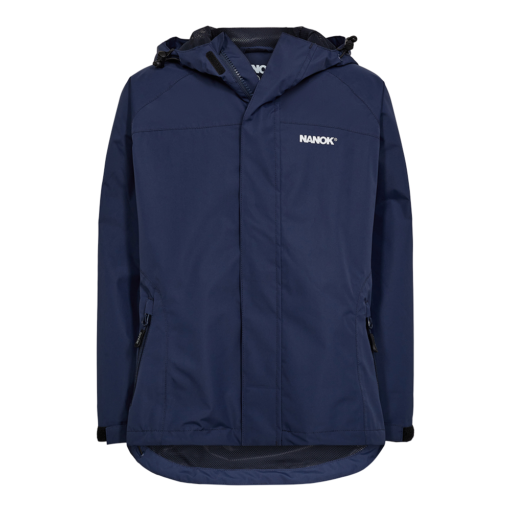 En mørkeblå, funktionel jakke med hætte og diskret logo 'NANOK' på venstre bryst. Jakken har en gennemgående frontlukning med beskyttende læg, to lynlåslommer i siden og justerbare ærmekanter med velcro. Indersiden viser en mesh-foring nederst, og hætten har snoretræk og stropper til justering. Designet er enkelt og praktisk, velegnet til udendørs aktiviteter og skiftende vejrforhold.