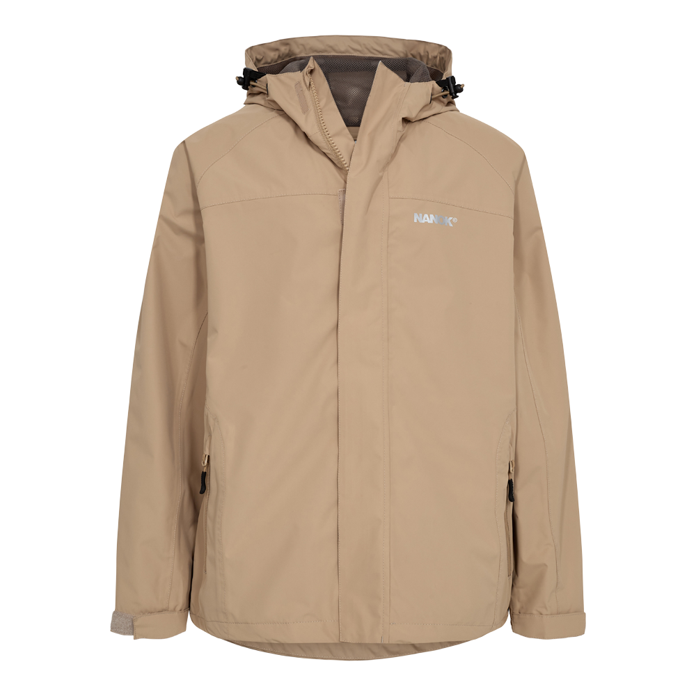 Beige, teknisk jakke med clean og minimalistisk design. Den har fast hætte med justerbar snøring, to lynlåslommer i siderne og skjult frontlynlås. Justerbare ærmeafslutninger med velcro og let rundet kant bagtil giver praktisk pasform. Materialet ser vandafvisende og let isoleret ud, ideel til skiftende vejr. Diskret logo på brystet understreger det funktionelle og stilrene udtryk.