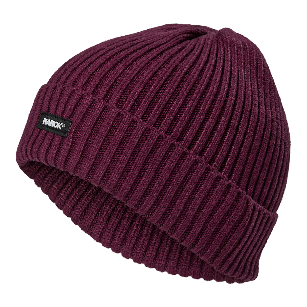 Et ribstrikket hue i dyb bordeaux/lilla nuance med en bred opbukket kant, der giver ekstra varme omkring ørerne. Den tætte, ribbede struktur signalerer både komfort og holdbarhed, og det diskrete sort-hvide mærke på kanten tilføjer et lille, moderne præg. Hueens enkle design gør den let at kombinere til vinterjakker og hverdagstøj, perfekt til kolde dage og udendørs brug.