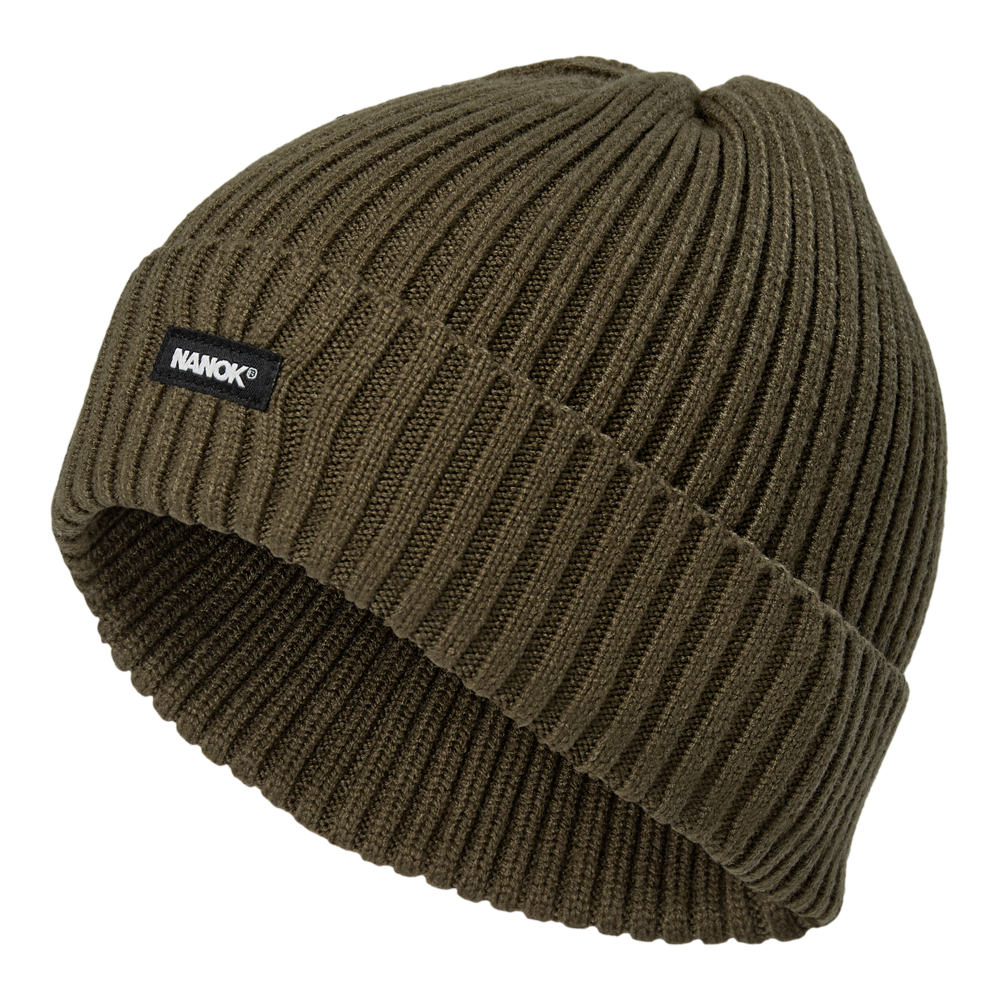 En olivgrøn, ribstrikket hue med foldet kant og tæt, varm struktur. Huen har en diskret sort mærkelap med teksten "NANOK", og det enkle design gør den både funktionel og stilren. Den tætte strik og den brede opbuk gør huen ideel til kolde dage, og farven giver et naturligt, maskulint udtryk, samtidig med at den passer til både hverdag og outdoor-aktiviteter.
