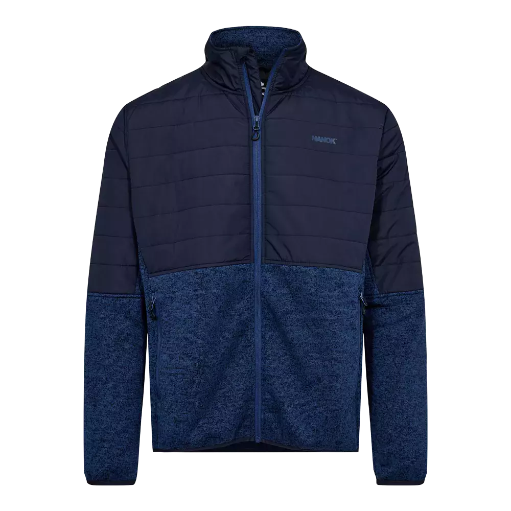 En mørkeblå herrejakke med moderne, funktionelt design. Overkroppen er quiltet og vindtæt, mens underdelen og ærmerne har blødt, meleret fleece-lignende stof for varme og bevægelsesfrihed. Jakken har høj krave, fuld lynlås og to sidelommer med lynlås. Stilren og alsidig til hverdag eller let friluftsliv, kombinerer den teknisk funktionalitet med enkel, nordisk æstetik. Perfekt til kølige dage.
