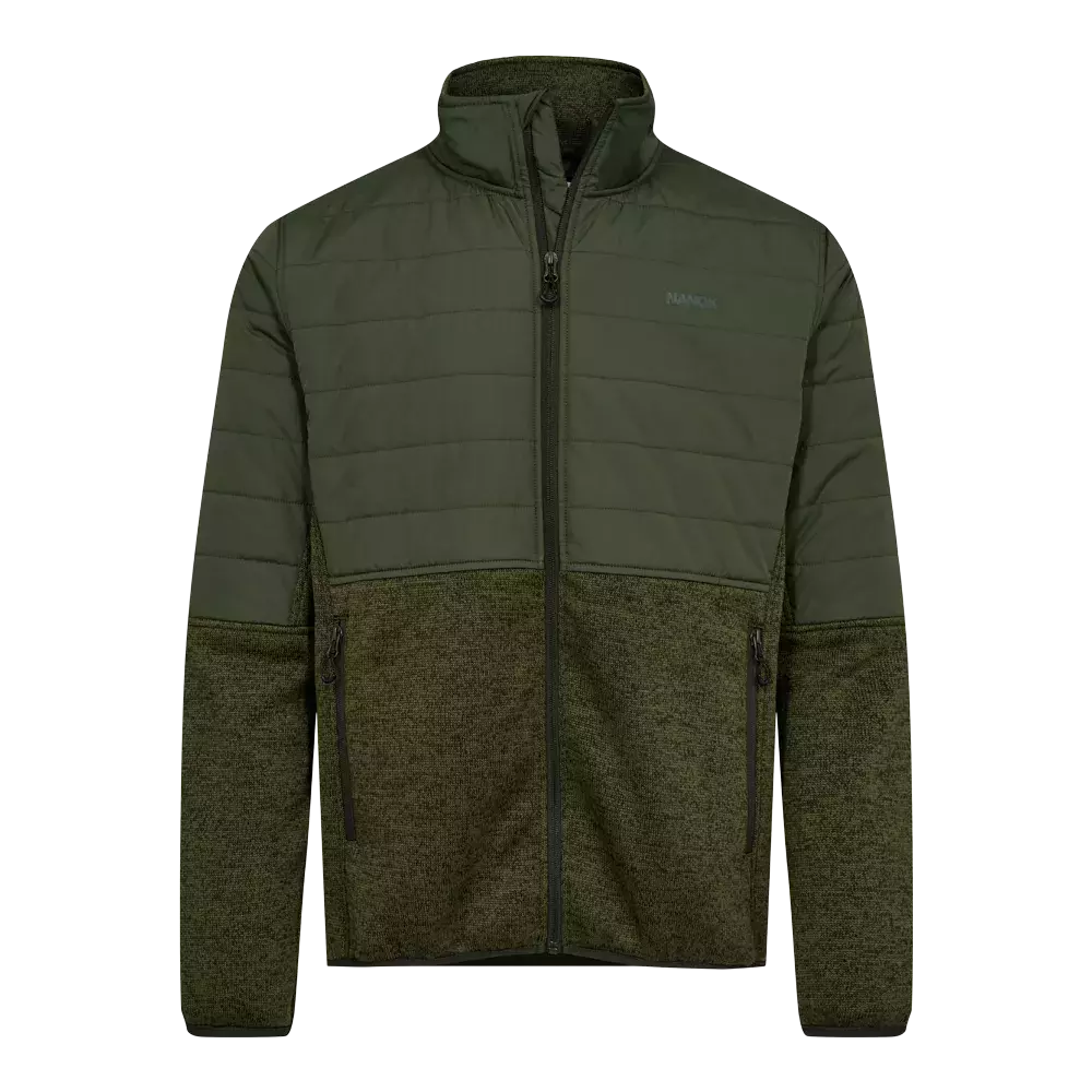 En olivengrøn, todelt jakke med moderne, funktionelt design. Overdelen er let quiltet med vandafvisende finish, mens underdelen og ærmerne har en blød, strikket struktur for varme og bevægelsesfrihed. Jakken har fuld lynlås, høj krave og to lynlåslommer i siderne. Rå, afslappet æstetik gør den velegnet til både bybrug og udendørsaktiviteter i køligt vejr.