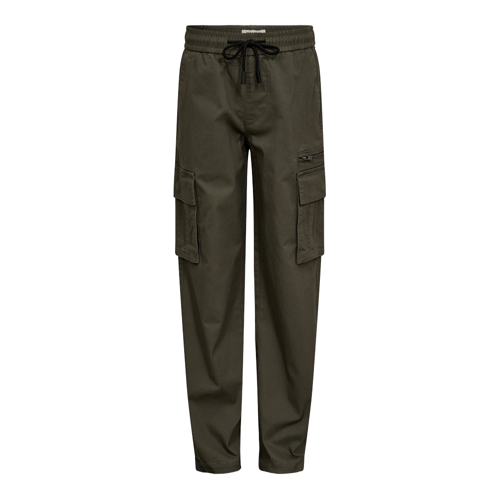 Disse olivengrønne cargobukser har et afslappet, lige snit med elastisk talje og justerbar snøre, der sikrer komfort hele dagen. To store sidelommer med klap og en mindre lynlåslomme giver praktisk opbevaring, mens robuste syninger og tykt stof gør dem velegnede til både hverdag og friluftsliv. Den neutrale farve gør dem nemme at kombinere med forskellige overdele.