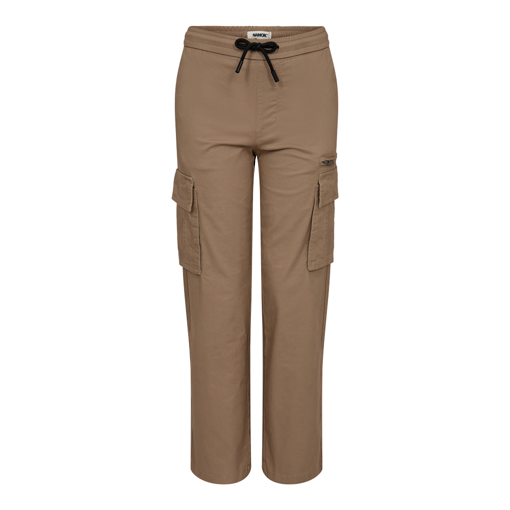 Disse cargo-bukser i khaki/brun har et afslappet, praktisk design med elastisk talje og sort snor til justering. Bukserne er lige i pasformen med rummelige sidelommer og klaplommer på lårene, der giver god opbevaringsplads. Materialet ser robust og behageligt ud, velegnet til hverdag eller udendørsaktiviteter, og detaljen med lille logo øverst giver et enkelt, sporty udtryk.