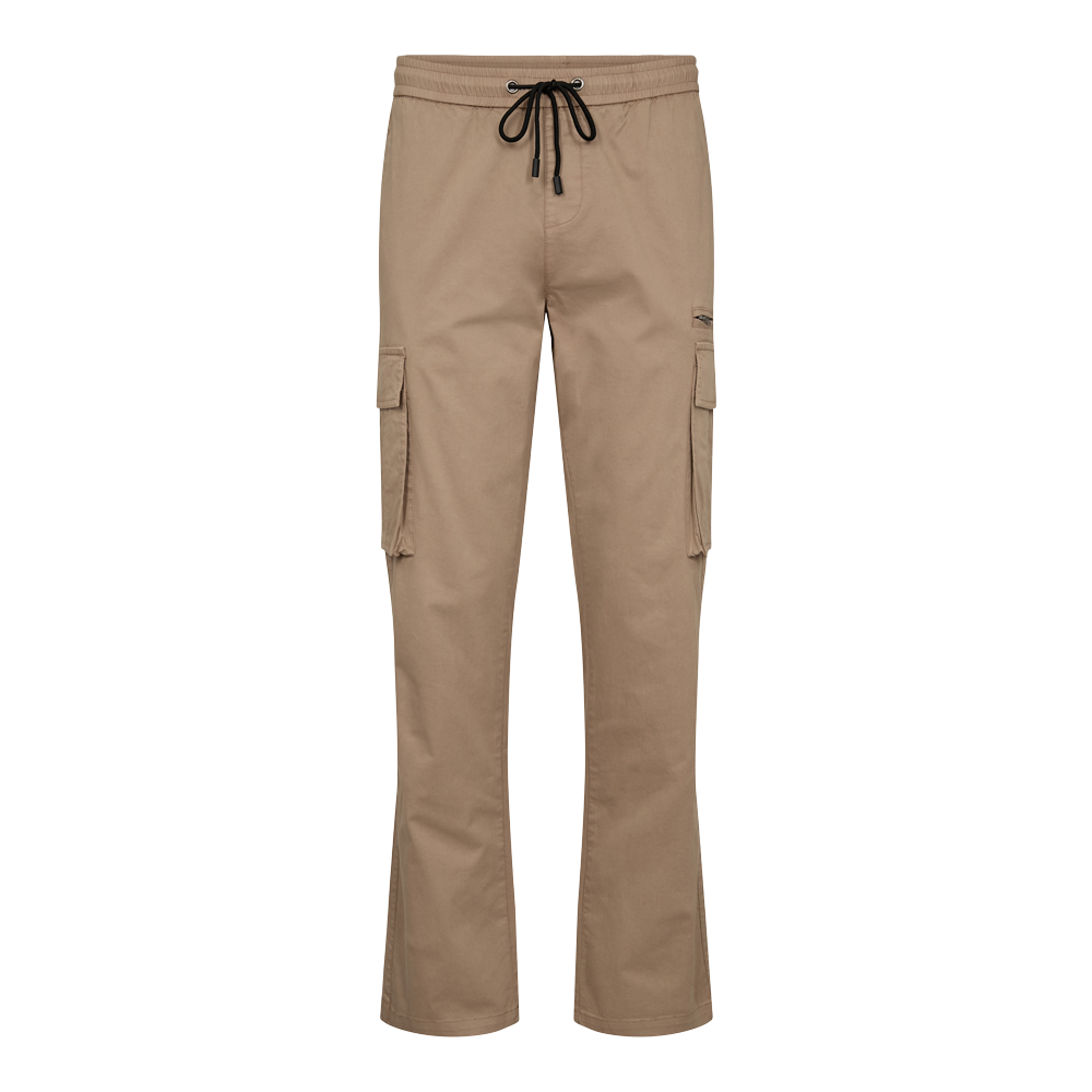 Lysebrune cargo-bukser med elastisk talje og sort justerbart snøre, designet i et enkelt, funktionelt snit. Bukserne har store sidelommer med klap og en diskret lynlåsdetalje ved højre lomme, glatte for- og bagflader og let udvidede ben. Stoffet fremstår som en robust, bomuldsagtig kvalitet, hvilket giver et afslappet og praktisk udtryk velegnet til både hverdag og fritid.
