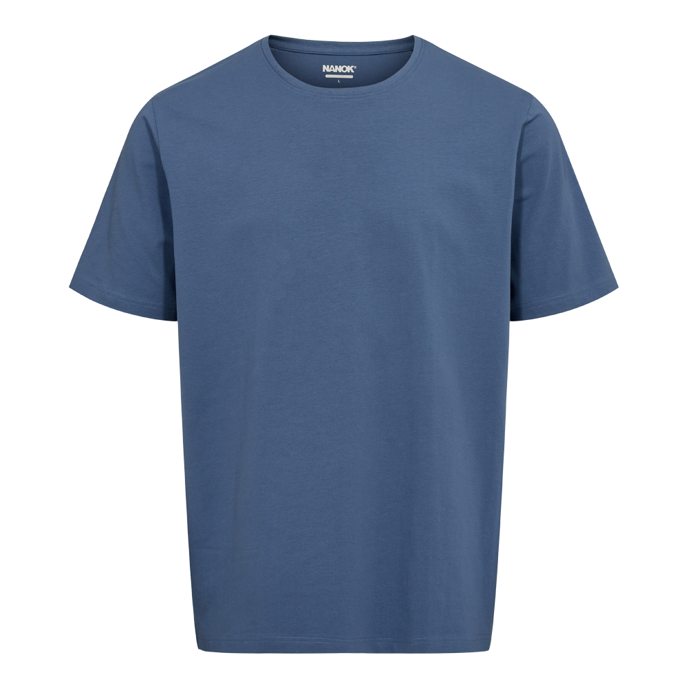 En enkel, kortærmet T-shirt i en afdæmpet blå nuance med rund hals og klassisk pasform. Designet er minimalistisk med diskret NANOK-mærke i nakken, lige syninger og let struktureret stof, der antyder god komfort og holdbarhed. T-shirten virker alsidig og tidløs — velegnet til både afslappede hverdagslooks og lag-på-lag-styling, nem at kombinere med jeans eller chinos.
