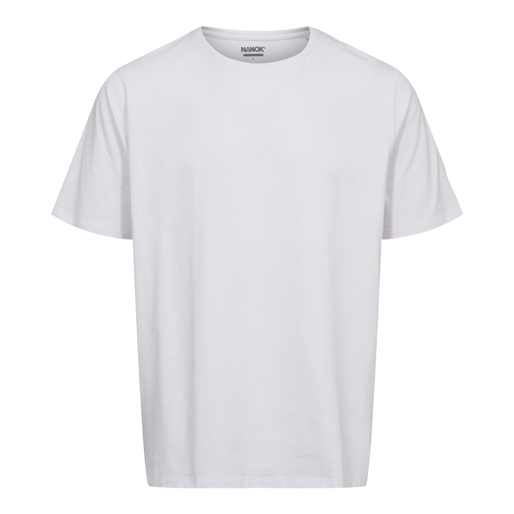 Et enkelt, hvidt T-shirt med rund hals og korte ærmer. Stoffet ser blødt og let ud med en klassisk, afslappet pasform. T-shirten er minimalistisk uden tryk, kun en lille nakkeetiket med mærket "NANOK". Den fremstår som en allround-basisklædning, velegnet til både lag-på-lag, hverdag og afslappede outfits, og passer til både mænd og kvinder.