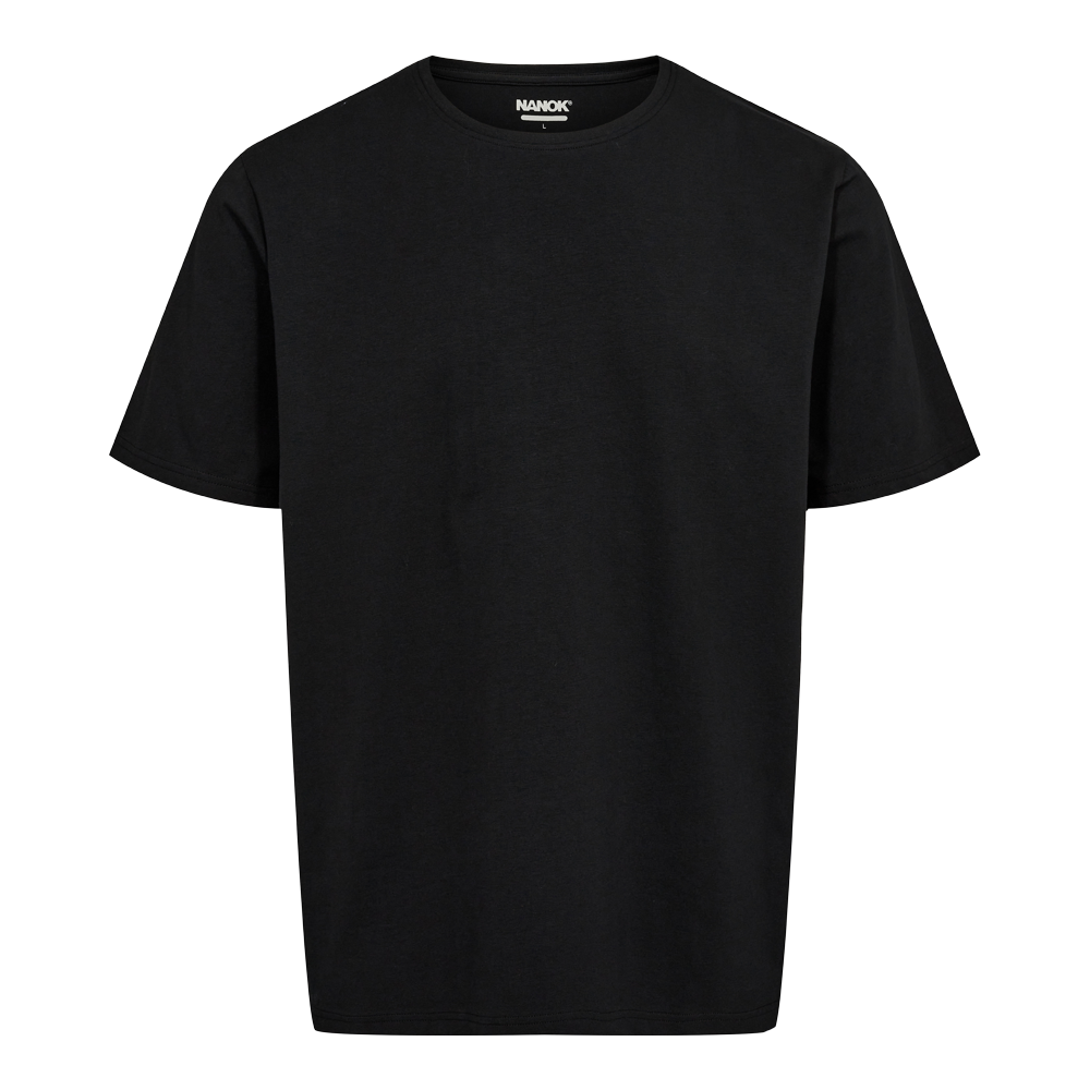 Sort T-shirt med rund hals og korte ærmer i et enkelt, minimalistisk snit. Stoffet ser blødt og mat ud, sandsynligvis bomuld eller bomuldsblanding, med diskrete syninger ved kanterne. Designet er afslappet og tidløst, egnet til hverdag eller lag-på-lag styling. Et lille indvendigt mærke øverst ved halsen viser mærket "NANOK". En alsidig basisbluse, der passer til mange outfits.