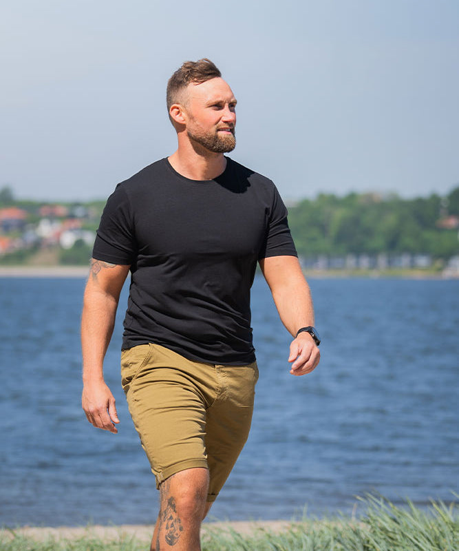 nanok-robbie-24-sr-herre-tshirt-43029-sort-livsstil.jpg
