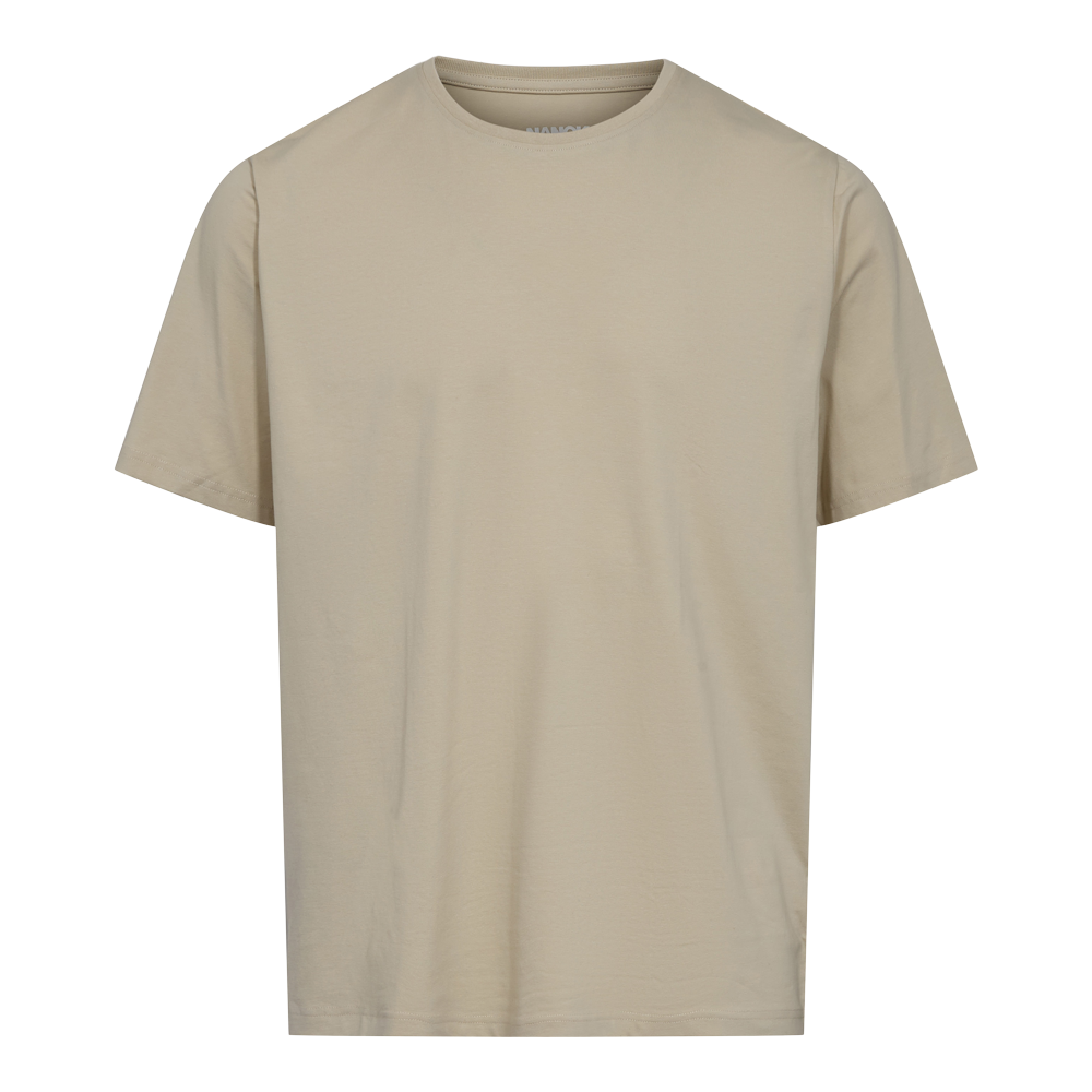 Et sandfarvet, kortærmet t-shirt i klassisk crewneck-design. Trøjen har en afslappet pasform, korte ærmer og rene syninger langs hals og kant, hvilket giver et minimalistisk og tidløst udtryk. Den ensfarvede, neutrale beige nuance gør den nem at kombinere med jeans, chinos eller under en jakke. Velegnet til hverdag og lag-på-lag-stil, fremstår stoffet blødt og behageligt mod huden.