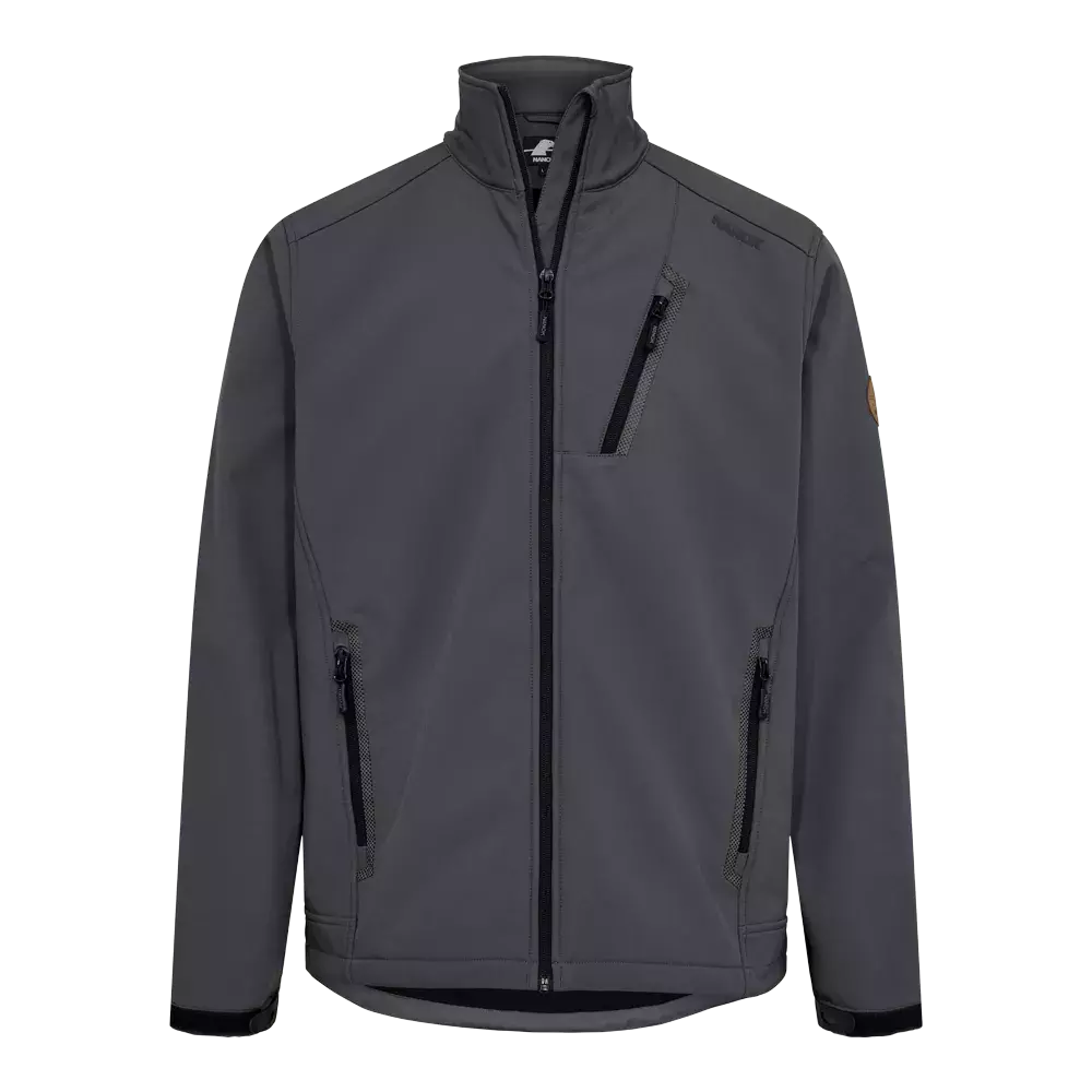 En enkel, mørkegrå softshell-jakke med høj krave og tovejs lynlås foran. Jakken har tre udvendige lynlåslommer — to i siderne og en skrå brystlomme — samt justerbare ærmeafslutninger med velcro. Materialet virker vandafvisende og vindtæt, med rene linjer og diskret logo på ærmet. Designet er funktionelt og alsidigt, velegnet til fritid, trekking eller hverdagsbrug i køligt vejr.