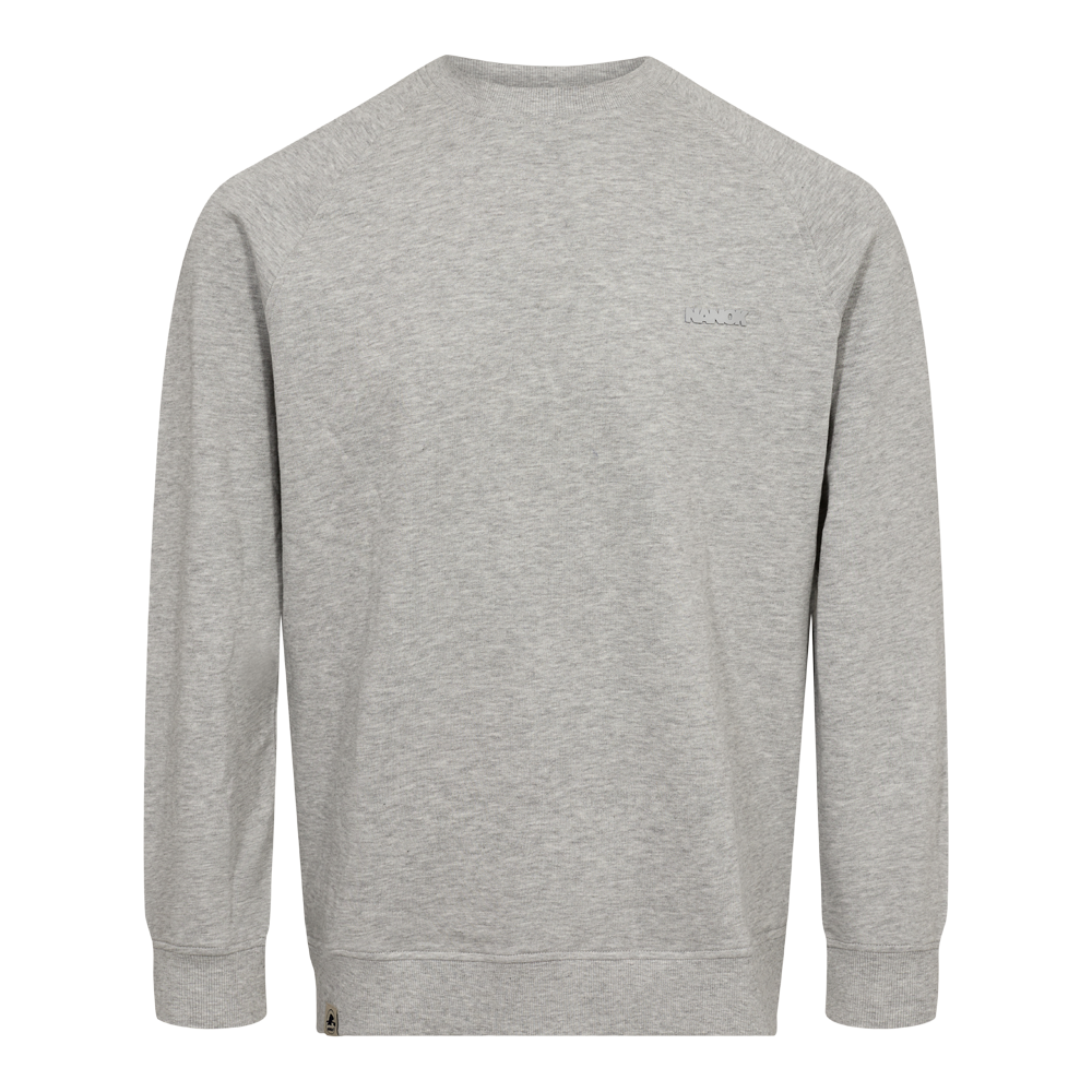 En enkel lysegrå sweatshirt i klassisk crewneck-design, lavet i en blød, meleret stofkvalitet. Den har lange ærmer, ribstrikkede manchetter og linning samt minimalistiske sømme ved skuldrene. Et lille, diskret logo pryder brystet, hvilket giver et stilrent og afdæmpet udtryk. Perfekt til hverdag, afslappede lag-på-lag-looks eller som en enkel baseting i garderoben.