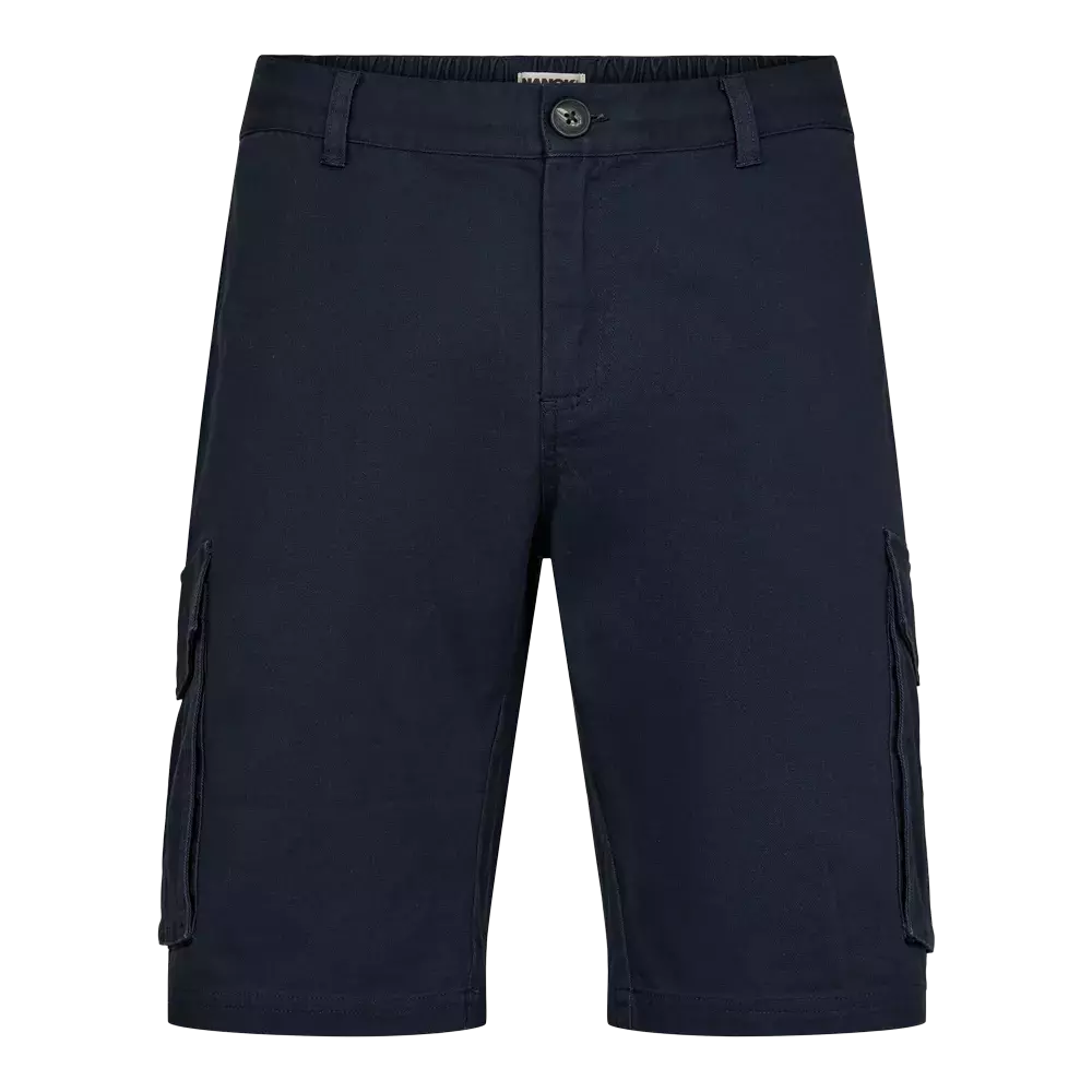 Et par mørkeblå cargo-shorts i klassisk, lige snit med knap- og lynlåslukning samt bæltestropper. Shortsene har funktionelle sidelommer med klap og et enkelt, stilrent udtryk, der gør dem velegnede til både afslappet fritid og praktiske hverdagsaktiviteter. Materialet fremstår robust og behageligt, og den nedre længde når knæet for komfort og bevægelsesfrihed.