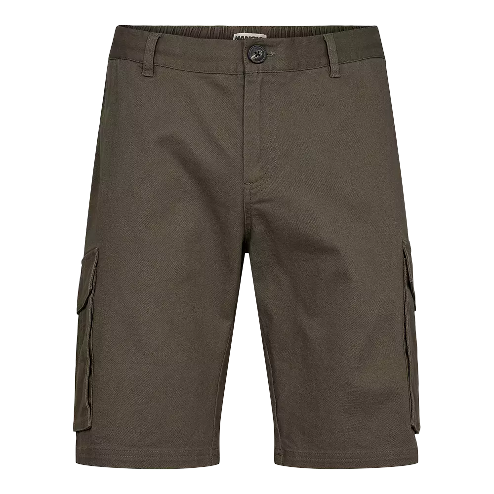 Disse herre cargo-shorts i en dyb olivgrøn/brun nuance fremstår robuste og funktionelle. Designet har en klassisk knap- og lynlåslukning, bæltestropper og praktiske sidelommer med klap, ideel til opbevaring af småting. Stoffet ser ud til at være en tæt twill/canvas, hvilket giver holdbarhed og struktur. Shortsene passer til afslappede udflugter og hverdagsbrug, hvor komfort og praktisk funktionalitet prioriteres.