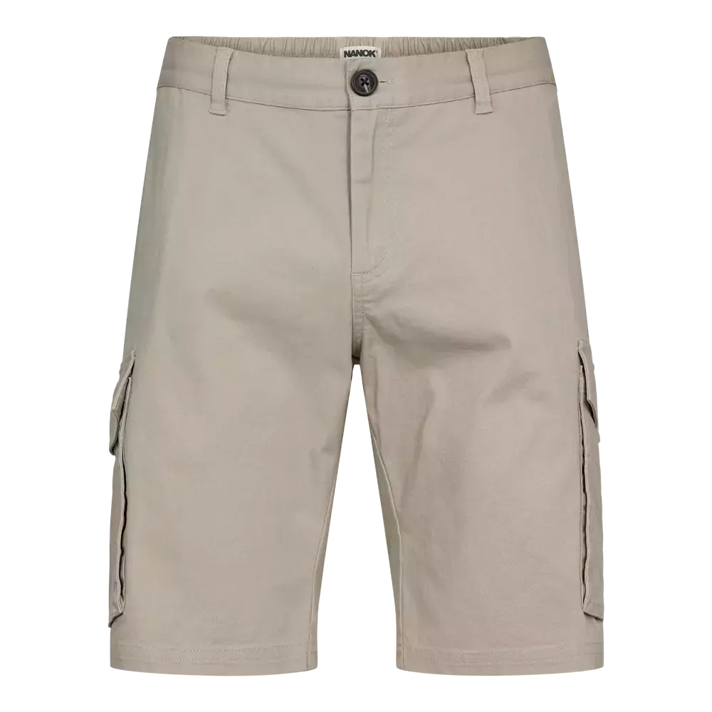 Et par beige cargo-shorts i enkel og funktionel stil. Shortsene er knælange med en flad front, bæltestropper og en knaplukning. De rummelige sidelommer med klap giver praktisk opbevaring, mens det lette materiale og den neutrale farve gør dem velegnede til sommerens fritidsaktiviteter. Designet fremstår robust men afslappet, perfekt til udendørs brug eller hverdagsbrug hvor komfort og funktionalitet prioriteres.