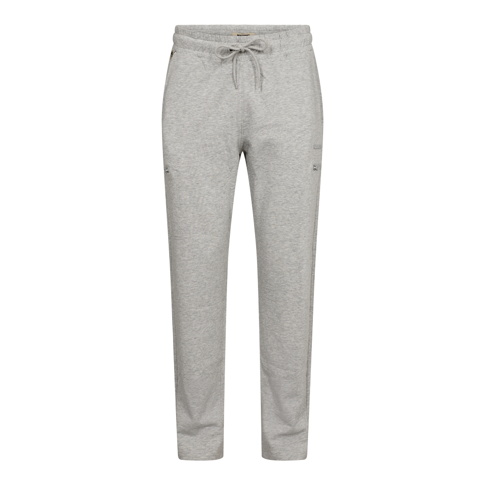 Lysegrå joggingbukser i en enkel, moderne stil med snor i taljen og elastik forneden ved anklerne. Stoffet virker blødt og let, ideelt til afslapning eller træning. Bukserne har sidelommer og en slank, let tilpasset pasform, der giver et stilrent udtryk. Det diskrete logo ved låret og de rene syninger understreger et minimalistisk, funktionelt design.
