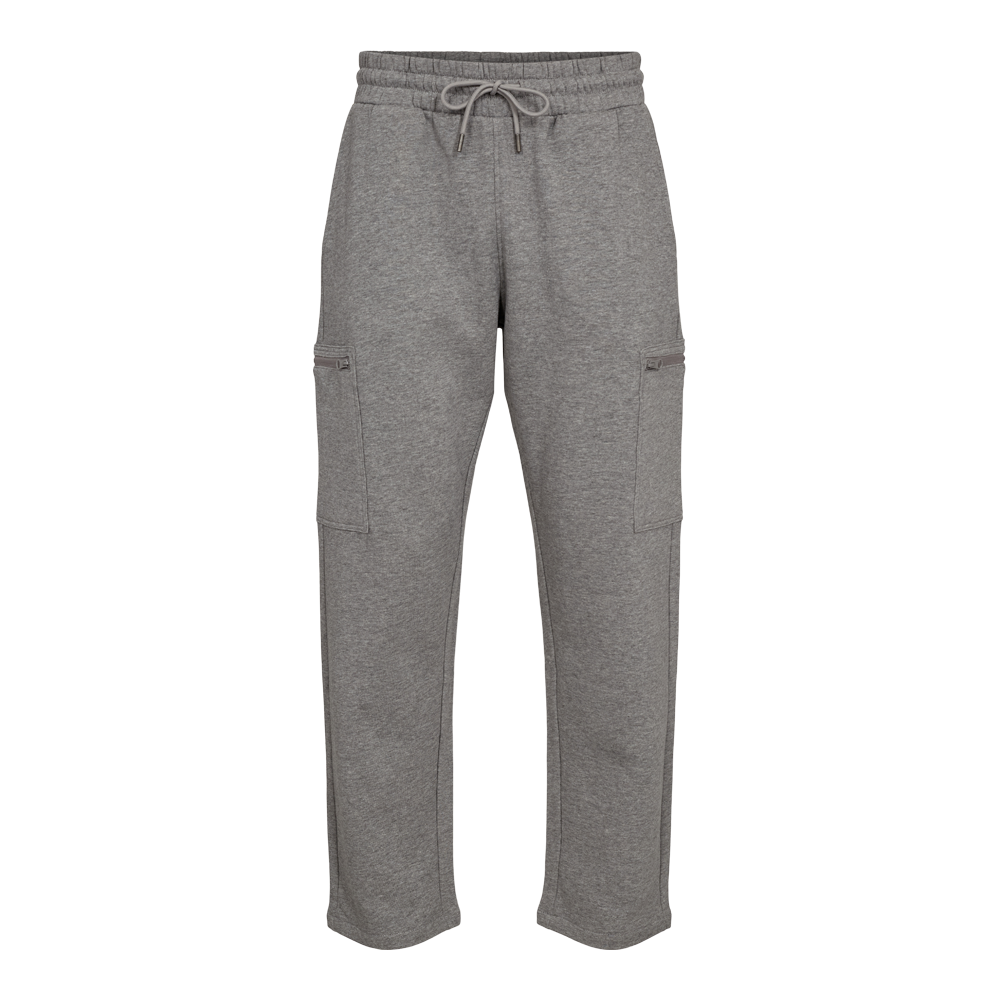 Et par grå sweatpants i blødt materiale med elastisk talje og justerbar snor foran. Bukserne har et afslappet, lige fald og praktiske cargolommer på begge lår med lynlåsdetaljer. Sidlommerne er diskrete, og syningerne giver et enkelt, sporty udtryk. De er velegnede til hverdag, træning eller afslapning og kombinerer komfort med funktionelt design.