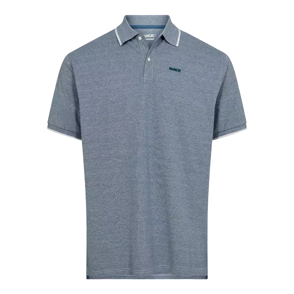 En klassisk kortærmet polo i lys blågrå melange med en simpel, ren silhuet. Den har en ribbet krave med tynd kontrastkant, to-knaps slids og diskret broderet logo på venstre bryst. Stoffet ser blødt og let struktureret ud, egnet til både afslappet hverdag og smart casual. Kombinér den med chinos eller jeans for et neutralt, tidløst udtryk.