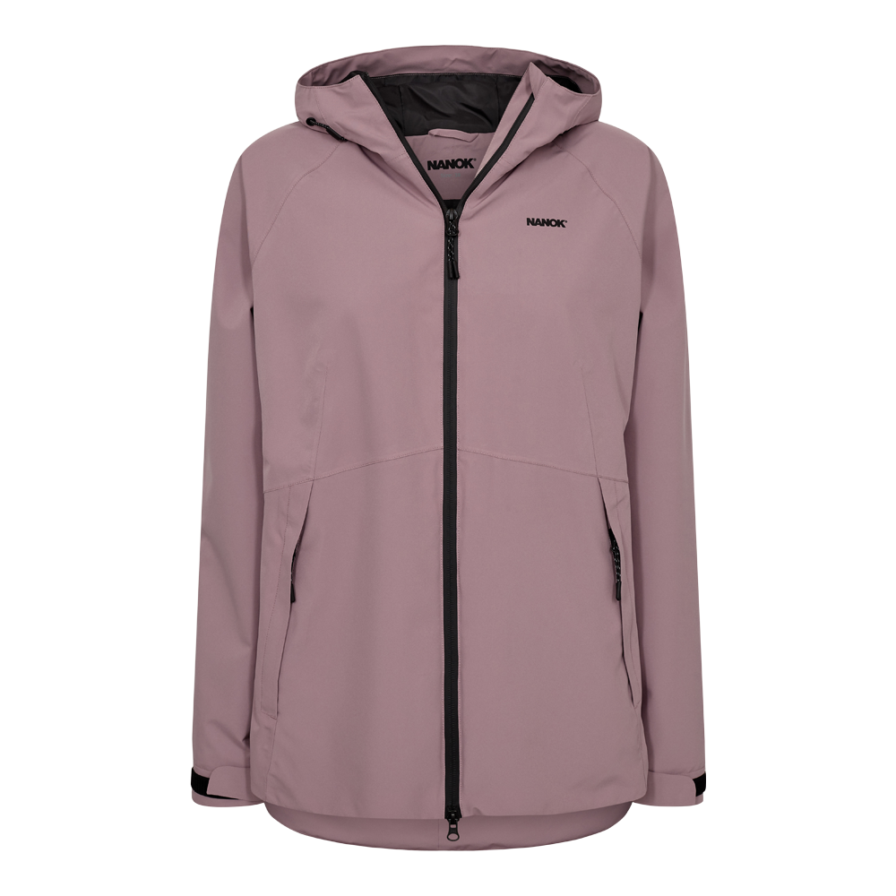 Jakke i sart mauve-farve fra NANOK med enkelt og moderne design. Softshell-materiale, hætte samt en tovejslynlås i sort giver funktionalitet og et stilrent udtryk. To sidelommer med lynlås og justerbare ærmer med velcro sikrer komfort og praktisk opbevaring. Let figursyet pasform og diskret logo på brystet gør jakken velegnet til både hverdag og let friluftsliv.