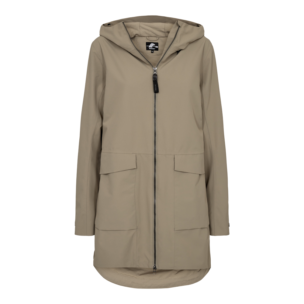 En enkel og funktionel beige regnjakke med mat overflade og ren, minimalistisk design. Jakken har hætte, to store fremadvendte lommer med klap og en tovejslynlås, der går hele vejen ned. Den let udvidede bagkant giver ekstra dækning, mens de diskrete syninger holder silhuetten enkel. Ideel til vådt vejr og hverdag, hvor praktisk komfort kombineres med tidløs, afdæmpet stil.
