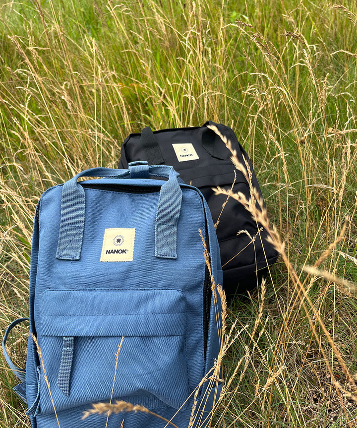 nanok-sansha-24-jr-rygsaek-blaa-sort-livsstil-2.jpg