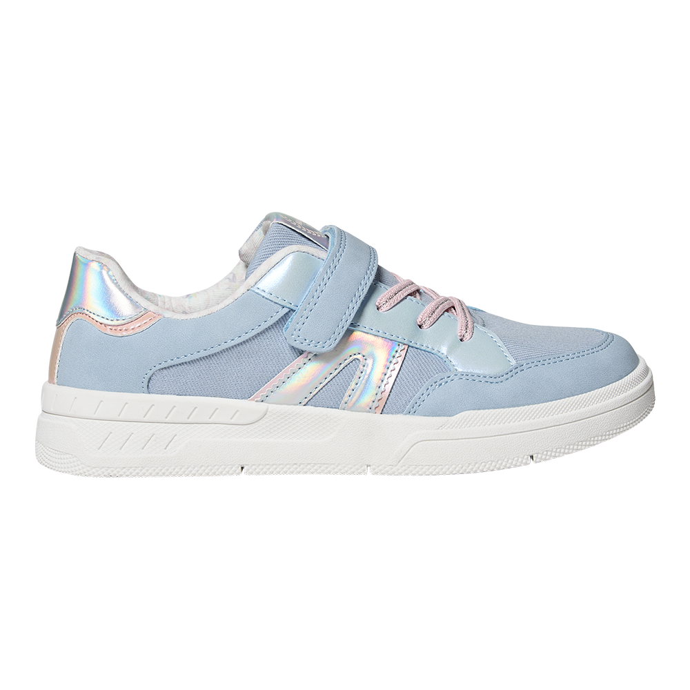 Lyseblå sneaker med en hvid kraftig gummisål, rosa snørebånd og en praktisk velcrolukning. Skoen har iriserende detaljer langs sider og hæl, der fanger lyset i regnbuens farver, samt en blød og polstret inderside for komfort. Materialerne kombinerer mesh og syntetisk ruskind for åndbarhed og holdbarhed. Stilfuld og afslappet model, ideel til hverdag og leg.