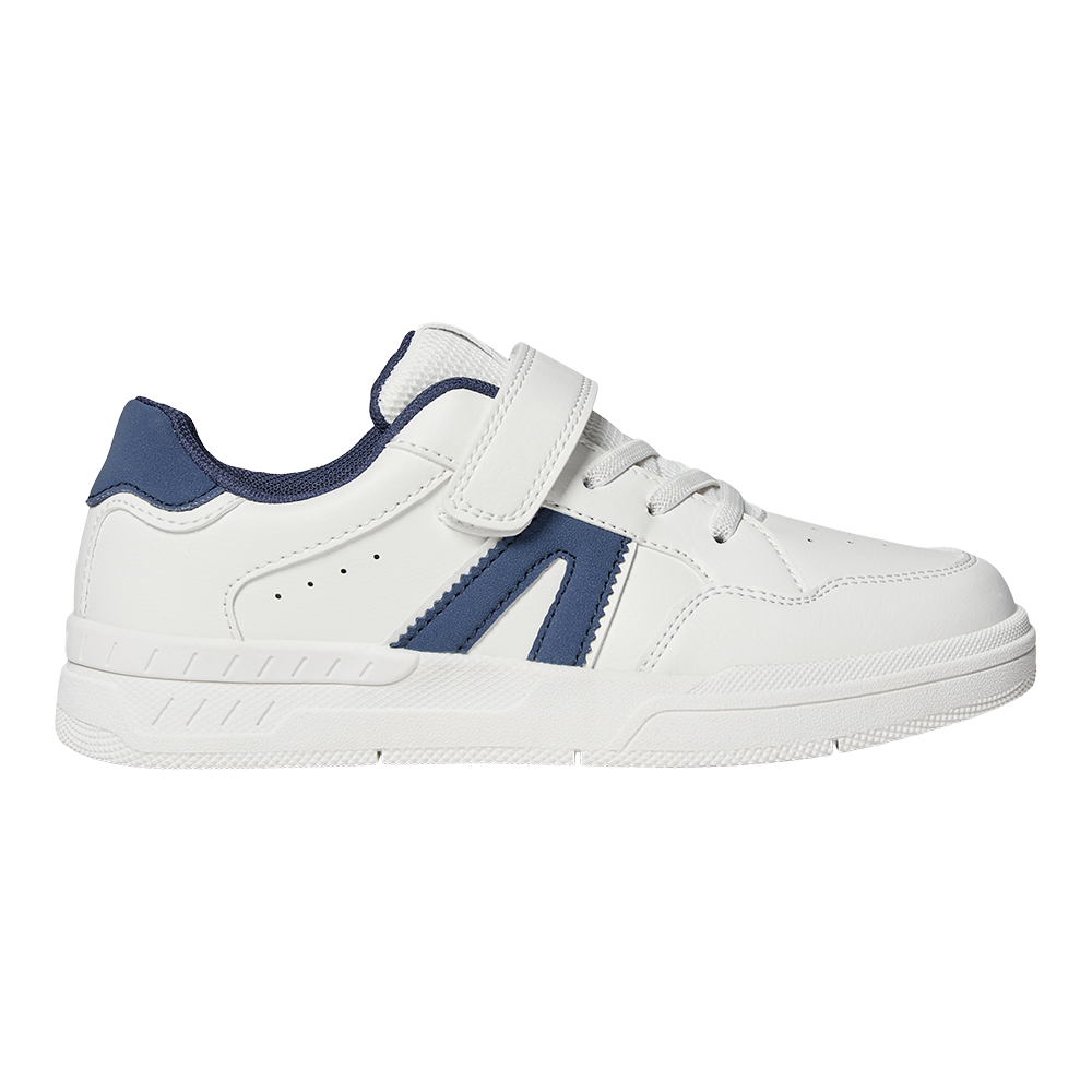 Nanok Scooby 25 Jr - Børne Fritidssko fra Nanok er designet til at give børnene maksimal komfort og stil. Disse sko i hvid med blå detaljer kombinerer praktiske elastiksnørebånd og velcro for nem påsætning. Lavet med åndbart materiale og syntetiske forstærkninger, sikrer de holdbarhed og komfort. Den fleksible sål er ideel til spil og sjov både indendørs og udendørs. Skoene er perfekte til hverdagsbrug, og med deres sporty look vil de hurtigt blive et hit blandt børnene.