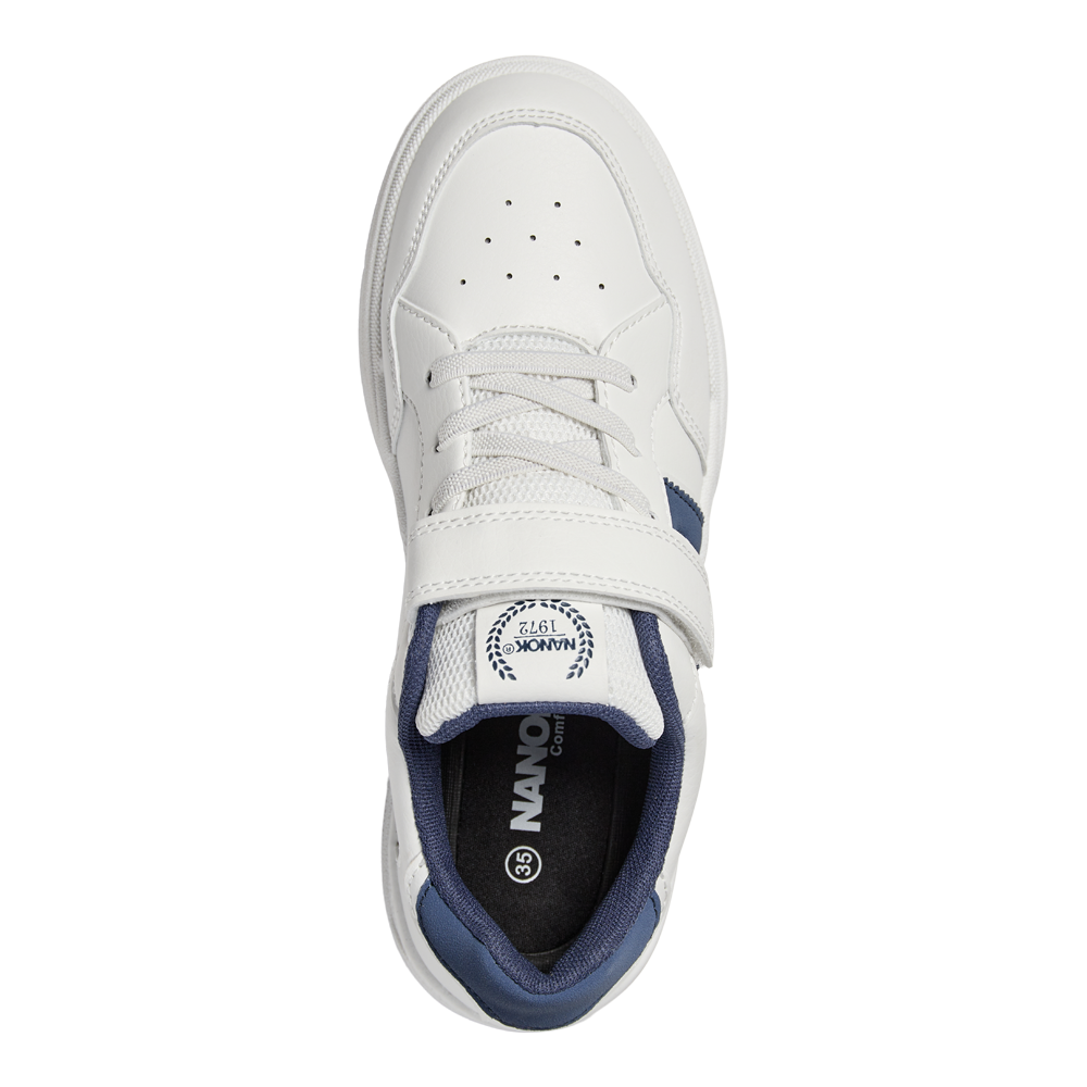 Nanok Scooby 25, Jr er en trendy og komfortabel børnefritidssko fra Nanok. Designet med hvidt syntetisk materiale og accenter i blåt, disse sko er både stilige og praktiske. De har elastiksnørebånd og velcrolukning, der gør det nemt for børn at tage dem på og af uden hjælp. Den lette sål og det åndbare materiale sikrer komfort hele dagen, både til leg og fritid. Ydersålen er stødabsorberende, hvilket giver fremragende greb og fodkomfort. Perfekt til aktive børn.