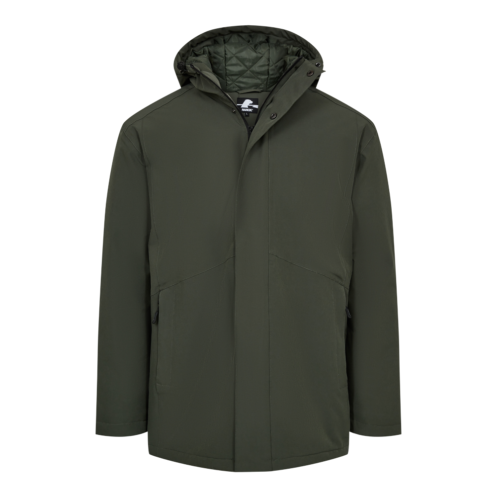 En stilren, olivengrøn parka i minimalistisk design. Jakken har en quiltet hætte, skjult lynlås med trykknapper for en ren front og diskrete sidelommer med lynlås. Formsyede syninger og en let forlænget længde giver god bevægelsesfrihed og beskyttelse mod vejr. Materialet fremstår mat og teknisk — perfekt til hverdag og udendørsbrug, hvor funktion møder enkel æstetik.