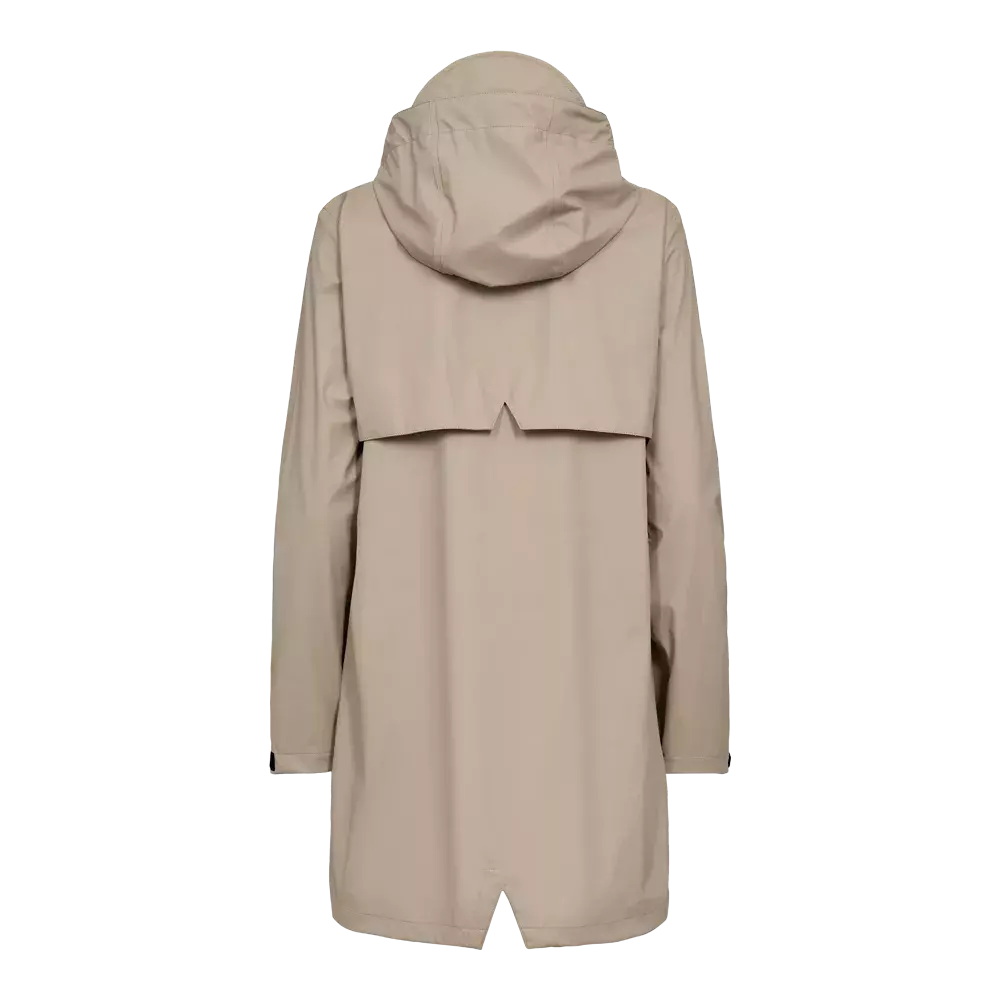 En stilren, beige regnjakke set bagfra med hætte og minimalistisk snit. Jakken har en dobbelt bagklap øverst, lange ærmer og en kort slids i midten af nederkanten for bevægelsesfrihed. Materialet virker vandafvisende og glat, hvilket giver et moderne, funktionelt udtryk. Den enkle farve og rene linjer gør jakken alsidig til både hverdag og pænere anledninger i regnvejr.