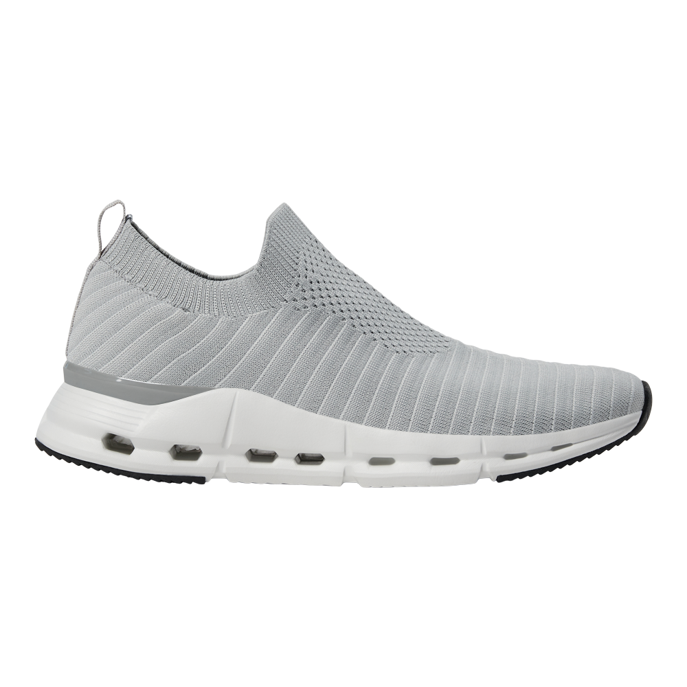 Et stilrent, lysegråt slip-on-sneaker med en tætstrikket overdel og elastisk ankeldesign. Skoens strukturerede mønster og perforerede zone på forfoden signalerer åndbarhed og fleksibilitet. Den hvide, profilerede mellemsål har affjedrende kanaler og sorte slidbanestykker for bedre greb. Diskret bagrem gør den nem at tage på, mens det minimalistiske udtryk passer til både hverdag og let træning.