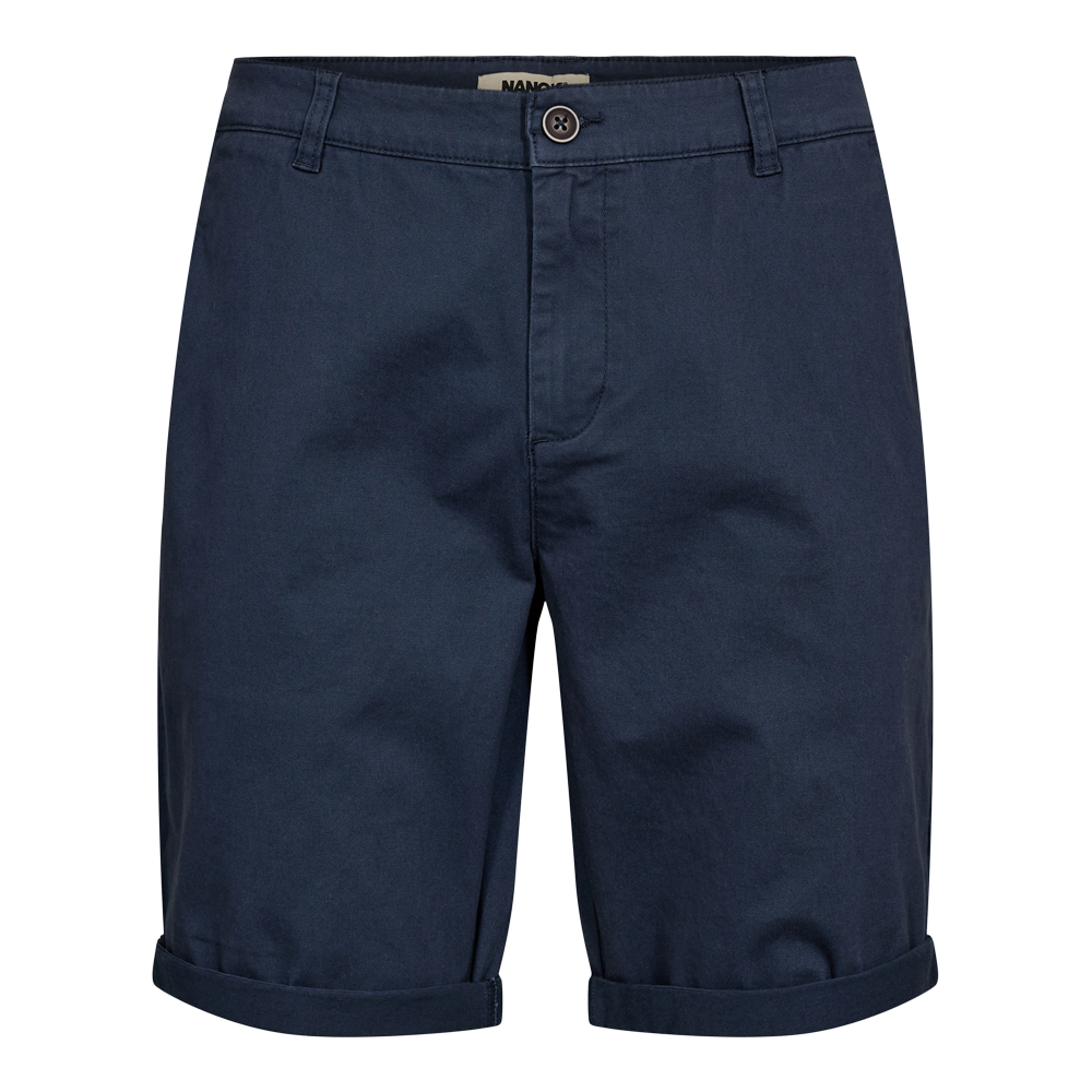 Disse mørkeblå chinoshorts har et enkelt, tidløst design med bæltestropper, knaplukning og diskrete sidelommer. Den opbukkelige kant giver et afslappet sommertilæg, mens det lige snit skaber et klassisk udtryk, som passer til både fritid og mere afslappede arbejdsdage. Stoffets matte finish signalerer kvalitet og gør dem nemme at style med t-shirts eller en let skjorte.