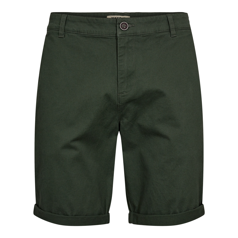 Disse mørkegrønne chino-shorts har et enkelt og tidløst snit, med bøjet kant ved benene, bæltestropper og en diskret knaplukning. Stoffet har et mat bomuldstwill-look, som giver både komfort og holdbarhed. Shortsene passer godt til afslappede sommerdage og smart-casual outfits, og deres neutrale farve gør dem nemme at kombinere med både t-shirts og skjorter.