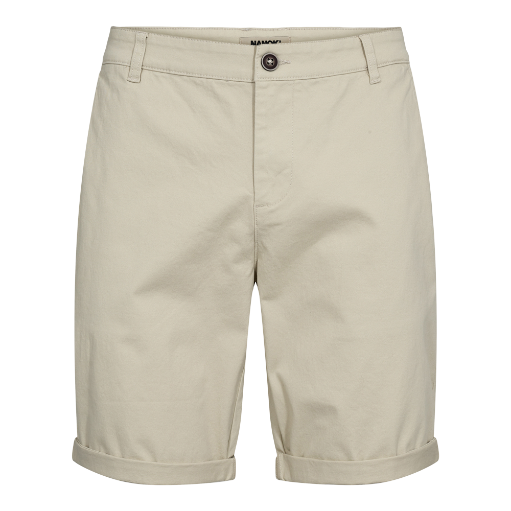 Lyse beige chino-shorts med opbrettede benender. Klassisk snit, bæltestropper, knap- og lynlåslukning, rene syninger. Let slank pasform, alsidige til både fritid og sommerlige dage. Materialet virker som blød, let bomuld eller bomuldsblanding, som giver komfort og åndbarhed. Diskret mærke i taljen og neutral farve, nem at style med T-shirt eller skjorte.