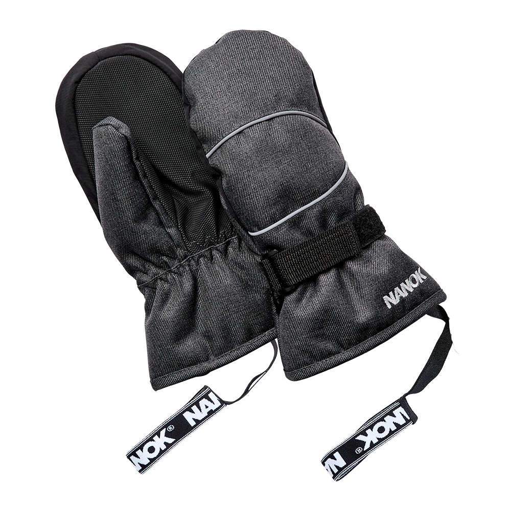Et par mørkegrå, polstrede vanter (votter) i slidstærkt materiale med forstærket, skridsikker håndflade og justerbar rem ved håndleddet. De har lange manchetter med elastik for at holde kulden ude og påsyet mærke "NANOK" samt praktiske snore til at fastgøre vanterne. Designet virker funktionelt til vinterbrug, alpine aktiviteter eller udendørs leg, hvor varme og bevægelsesfrihed er vigtig.