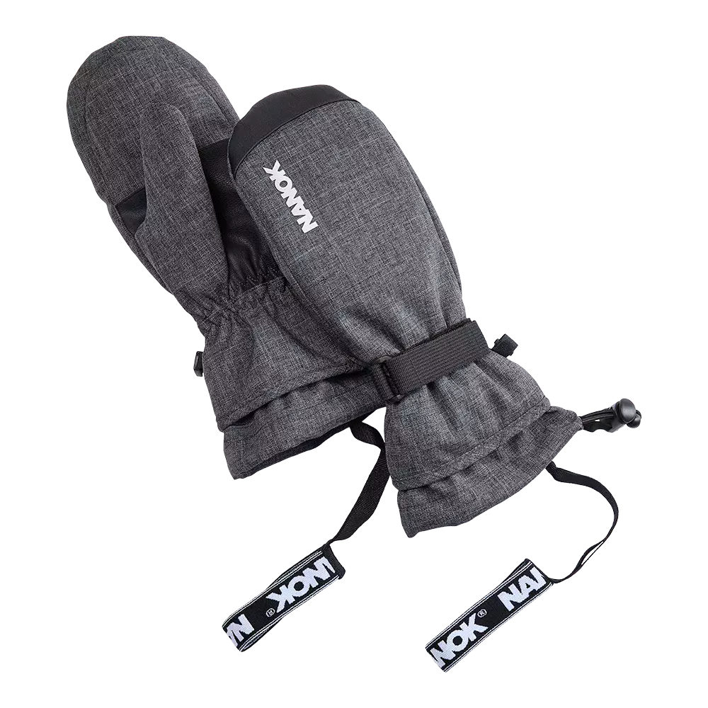 Et par grå vintervotter i robust, meleret stof med forstærket håndflade og elastisk håndled for god pasform. Votterne har justerbar strop og snorelukning ved manchetten, så sne holdes ude, samt et diskret hvidt logo på oversiden. Funktionelle og varme, designet til kolde dage og aktive udendørsaktiviteter, kombinerer de praktisk funktion med et enkelt, tidløst look.