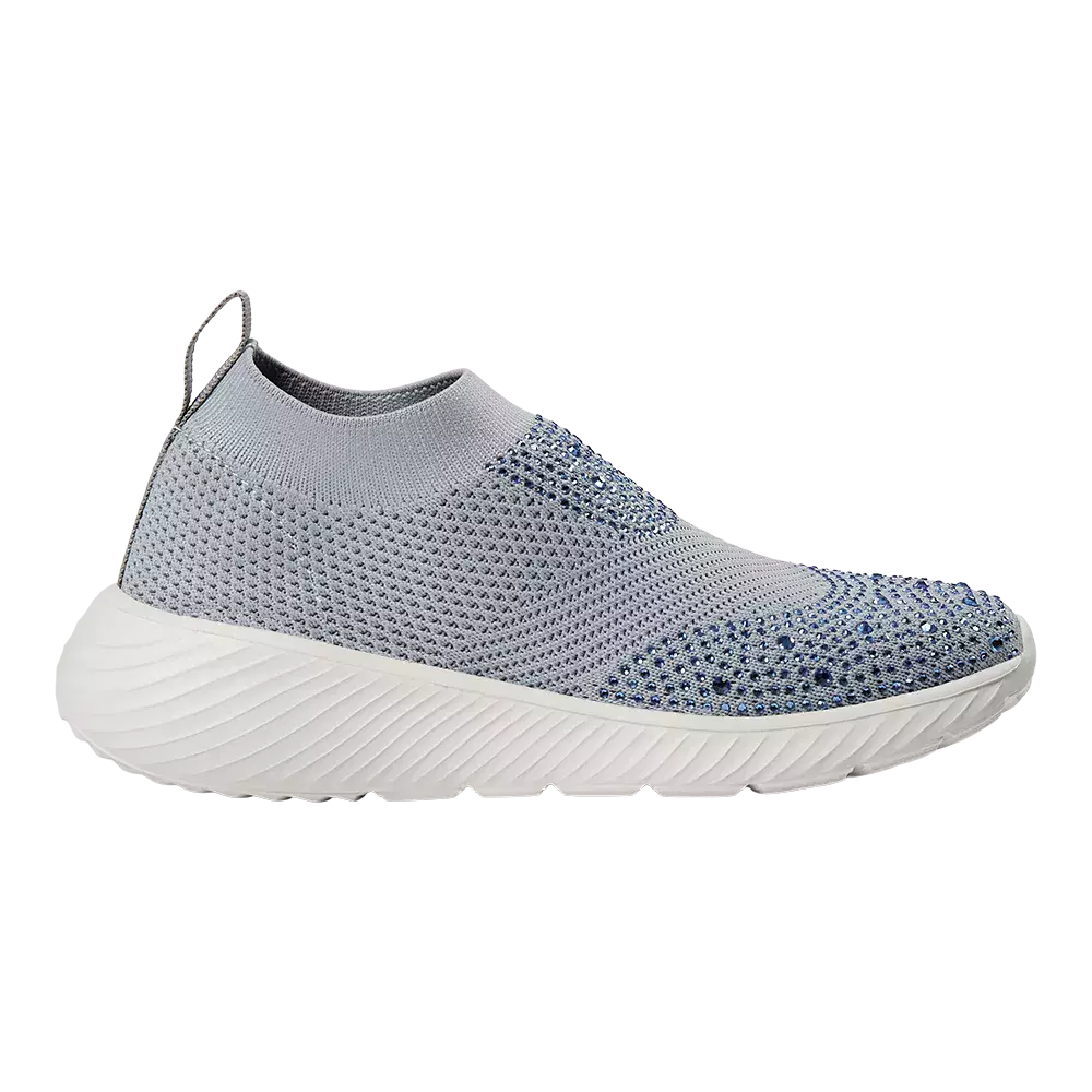 Skoen er en moderne slip-on sneaker i lysegrå strik med en soklignende åbning og en lille hælstrop. Overfladen har et åndbart mesh-mønster og små blå pyntesten, der giver diskret glans mod forfoden. Den hvide, bølgede sål er tyk og let, designet til stødabsorbering og komfort. Stilren og sporty kombinerer modellen komfort til hverdag med et feminint, dekorativt touch.
