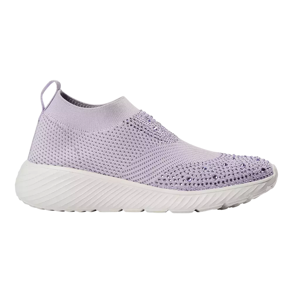 En moderne slip-on sneakers i lyse lilla med sok-lignende ankeldesign. Overdelen er strikket og åndbar med små perforeringer og diskrete glimtende sten ved forfoden, hvilket giver et feminint touch. Den kraftige, hvide sål er ribbet og giver både højde og komfort, mens en lille trækflap bagpå gør den nem at tage på. Stilren og sporty til hverdagsbrug.