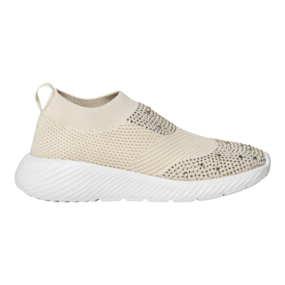 En elegant slip-on sneakers i lysecrème, udført i åndbart, strikket materiale med soklignende ankelkonstruktion. Den hvide, kraftige sål har rillede detaljer og giver et sporty, moderne look. Overdelen er dekoreret med små, glimtende sten ved forfoden og midten, hvilket tilfører et diskret, luksuriøst touch. Skoen er let, fleksibel og nem at tage på takket være den elastiske åbning og trækflappen bagpå — ideel til hverdagens gåture.
