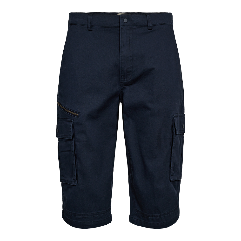 Et par mørkeblå cargo-shorts i robust bomuldstwill, knælange med et klassisk snit og bæltestropper. Modellen har flere praktiske lommer: store sidelommer med klap og trykknapper samt en mindre lynlåslomme til nøgler eller mobil. Stolpelukning med knap og synlige stikninger giver et funktionelt, casual udtryk. Shortsene virker slidstærke og velegnede til fritidsbrug eller udendørs arbejde.