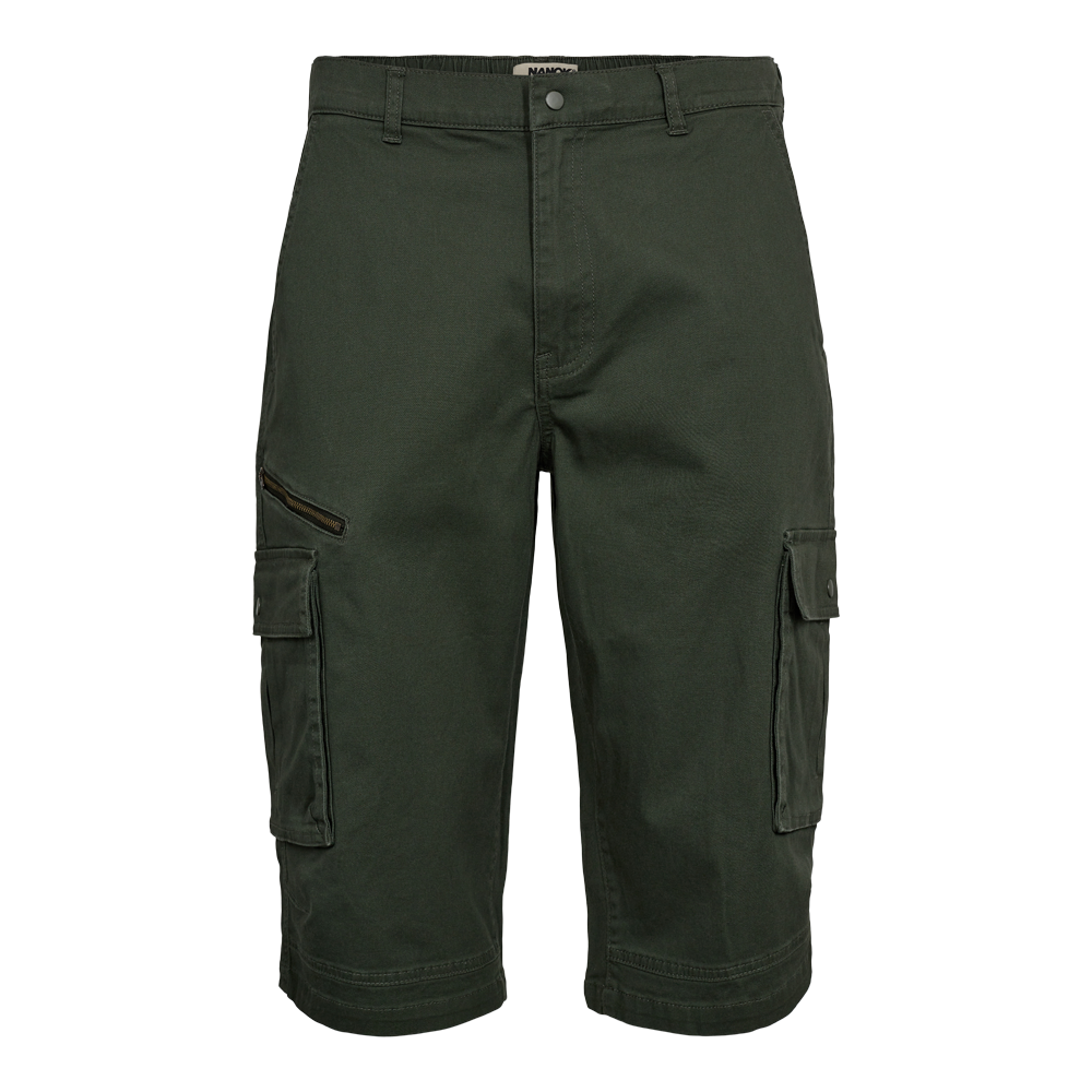 Her ses et par knælange cargoshorts i dyb olivengrøn. Shortsene har bæltestropper og en klassisk knap- og lynlåslukning, to store lommer på lårene med klap og trykknapper samt en lille skrå lynlåslomme ved venstre lår. Materialet virker robust, sandsynligvis bomuldstwill, med forstærkede syninger og et afslappet, funktionelt snit velegnet til udendørs aktiviteter eller hverdagens praktiske behov.