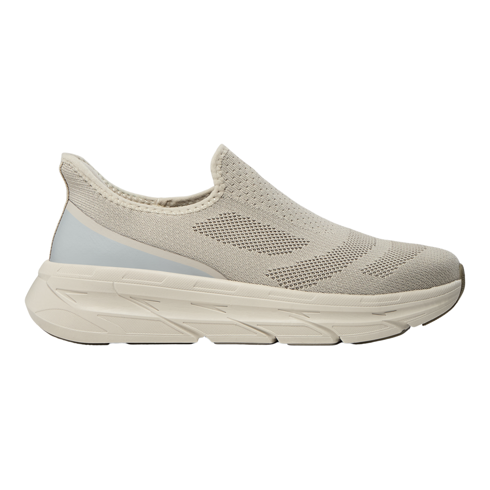 Skoen på billedet er en moderne slip-on-sneaker i dæmpede beige- og offwhitetoner. Overdelen er strikket med åndbare mesh-mønstre, der giver let ventilation og en tætsiddende, komfortabel pasform. Den markante, polstrede sål er høj og stødabsorberende, mens en diskret lyseblå hælpanel skaber et stilrent kontrastelement. Samlet fremstår skoen minimalistisk, let og velegnet til hverdag og lange gåture.