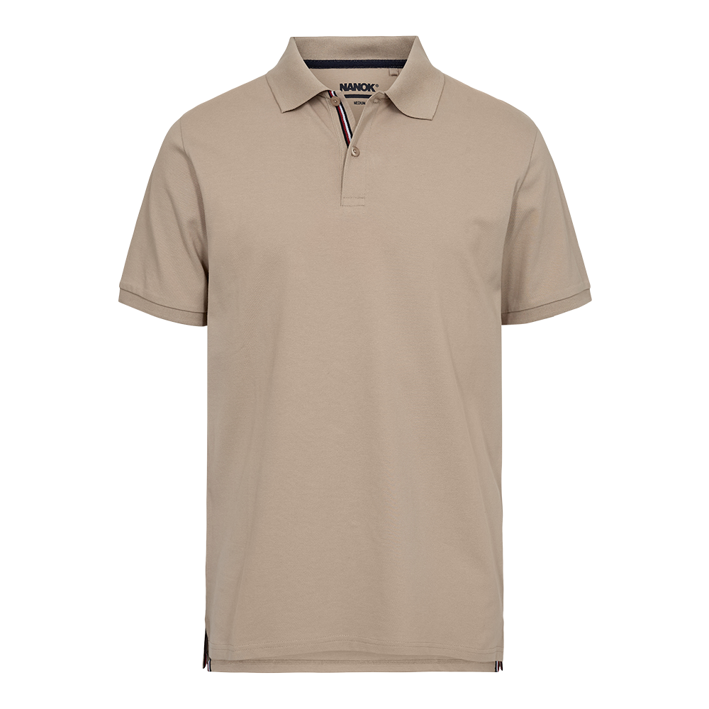 Denne sandfarvede polo har et klassisk polo-krave og kortærmede snit med en diskret knaplukning og let piqué-struktur. Den neutrale tone og rene linjer giver et tidløst, alsidigt look, der fungerer både til afslappet hverdag og pænere lejligheder. Brandet "NANOK" ses i halsen, og pasformen fremstår enkel og behagelig, ideel til jeans eller chinos.