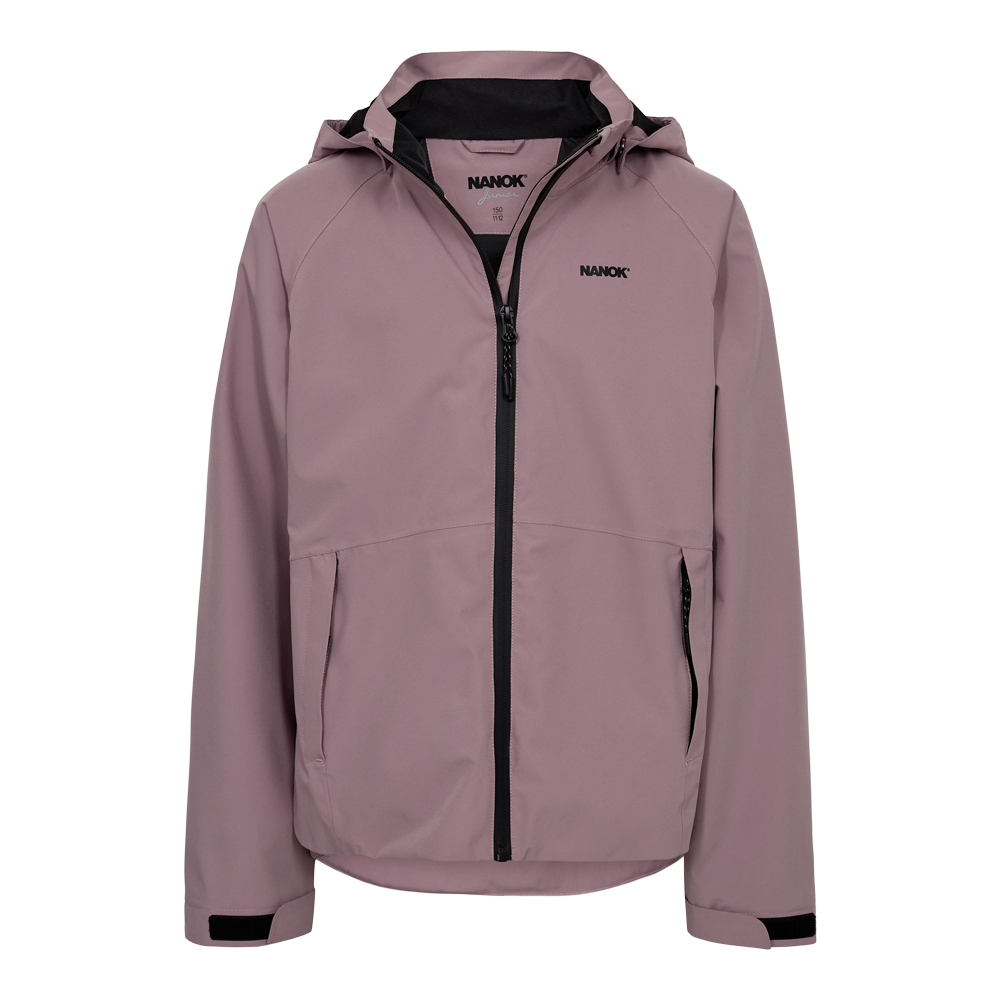 En enkel og moderne softshelljakke i støvet rosa nuancer fra NANOK. Jakken har hætte, gennemgående sort lynlås og to lommer foran, hvoraf den ene er med skjult lynlås. Raglanærmer og justerbare manchetter med velcro sikrer god bevægelsesfrihed og tæt pasform. Designet er rent og funktionelt med diskret logo på brystet og en let forlænger bagtil for ekstra beskyttelse.