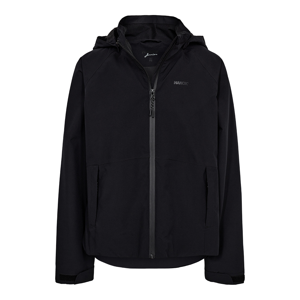Sort, minimalistisk softshell-jakke med fast hætte og vandafvisende ydre. Jakken har en central vandtæt lynlås, skjulte sidelommer og justerbare ærmekanter med velcro. Materialet virker let og vindtæt med en tætsiddende krave for ekstra beskyttelse. Stilren og funktionel, velegnet til hverdag og friluftsliv, hvor enkelhed og praktiske detaljer som lynlåslomme og fleksibel pasform prioriteres.