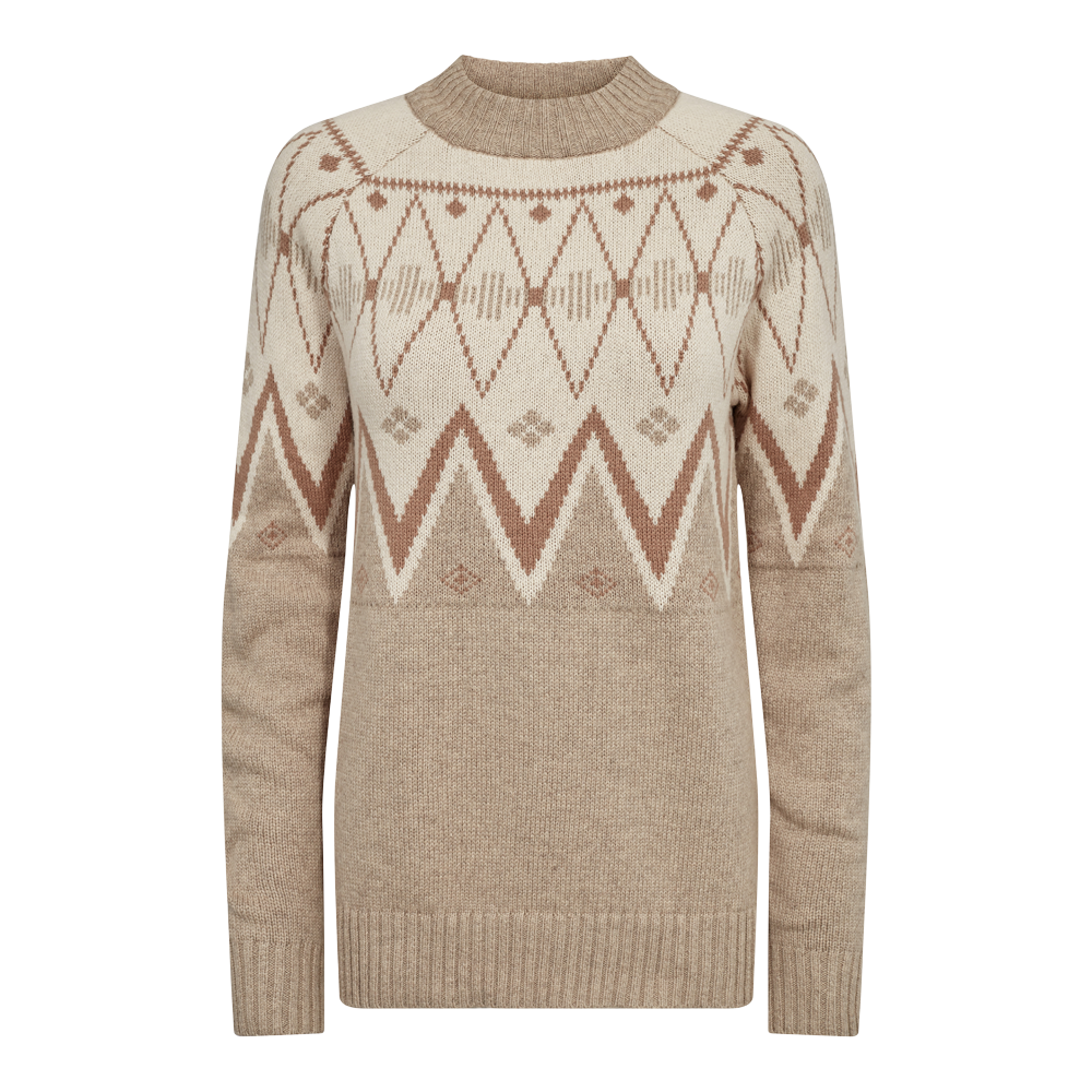 En varm, strikket sweater i bløde beige og brunlige nuancer med nordisk-inspireret mønster. Overkroppen prydes af zigzag- og diamantmotiver i kontrastfarver, mens ribstrikket krave, ærmeafslutninger og kant giver struktur. Materialet ser tykt og behageligt ud, ideel til kolde dage og lag-på-lag-styling. Passer godt til jeans eller uldne bukser for et afslappet, vinterligt look.